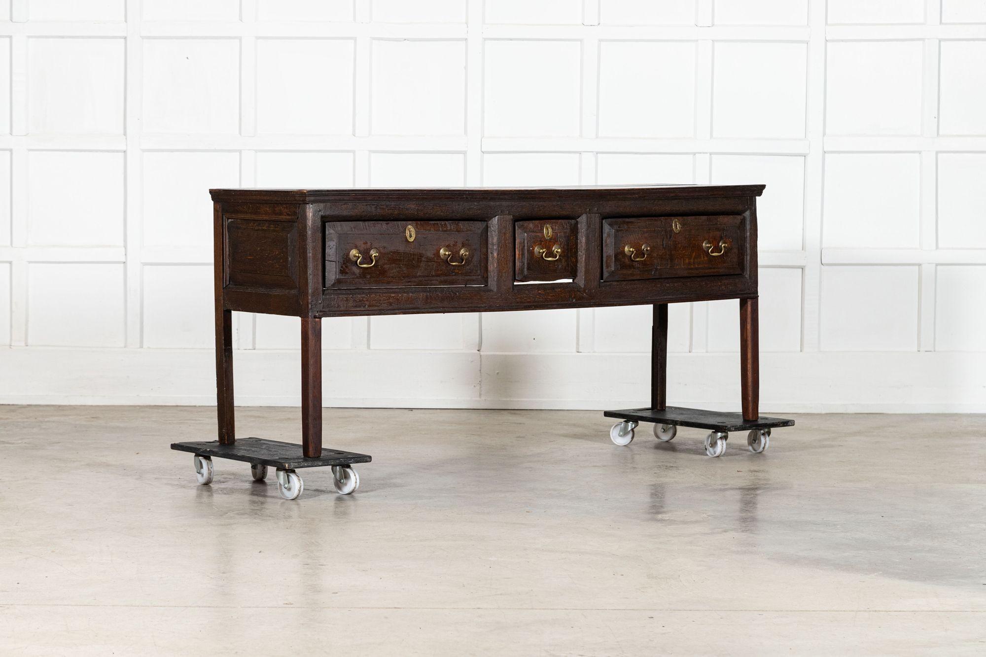 1770 circa
Base per comò vernacolare in Oak inglese del XVIII secolo
sku 2108
W176 x D47 x H73 cm
Peso 45Kg