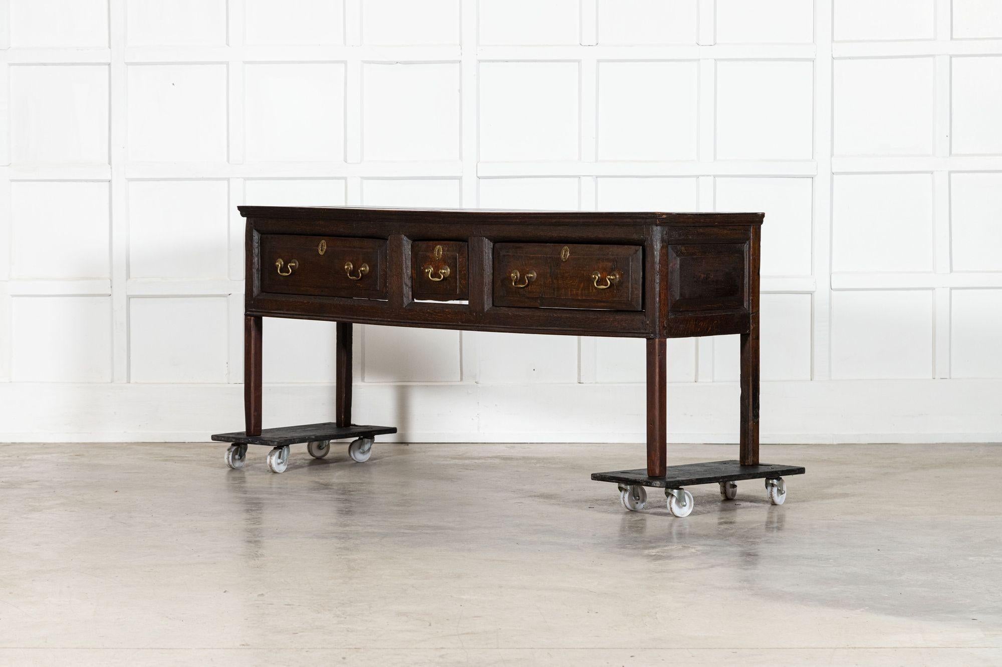 Fino al XVIII secolo 18thC English Oak Vernacular Dresser Base in vendita