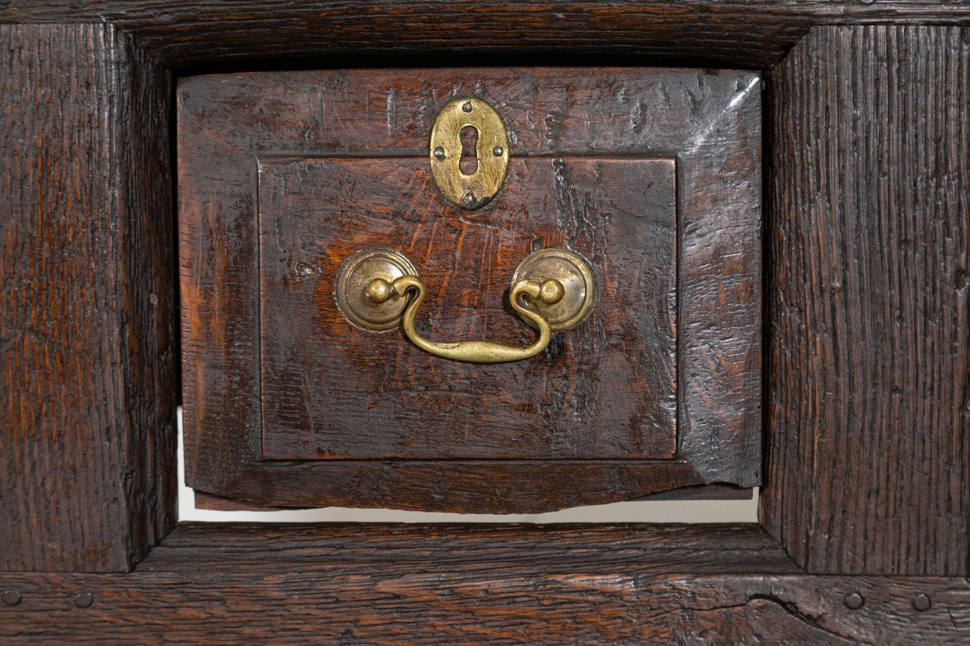 18thC English Oak Vernacular Dresser Base in vendita 1
