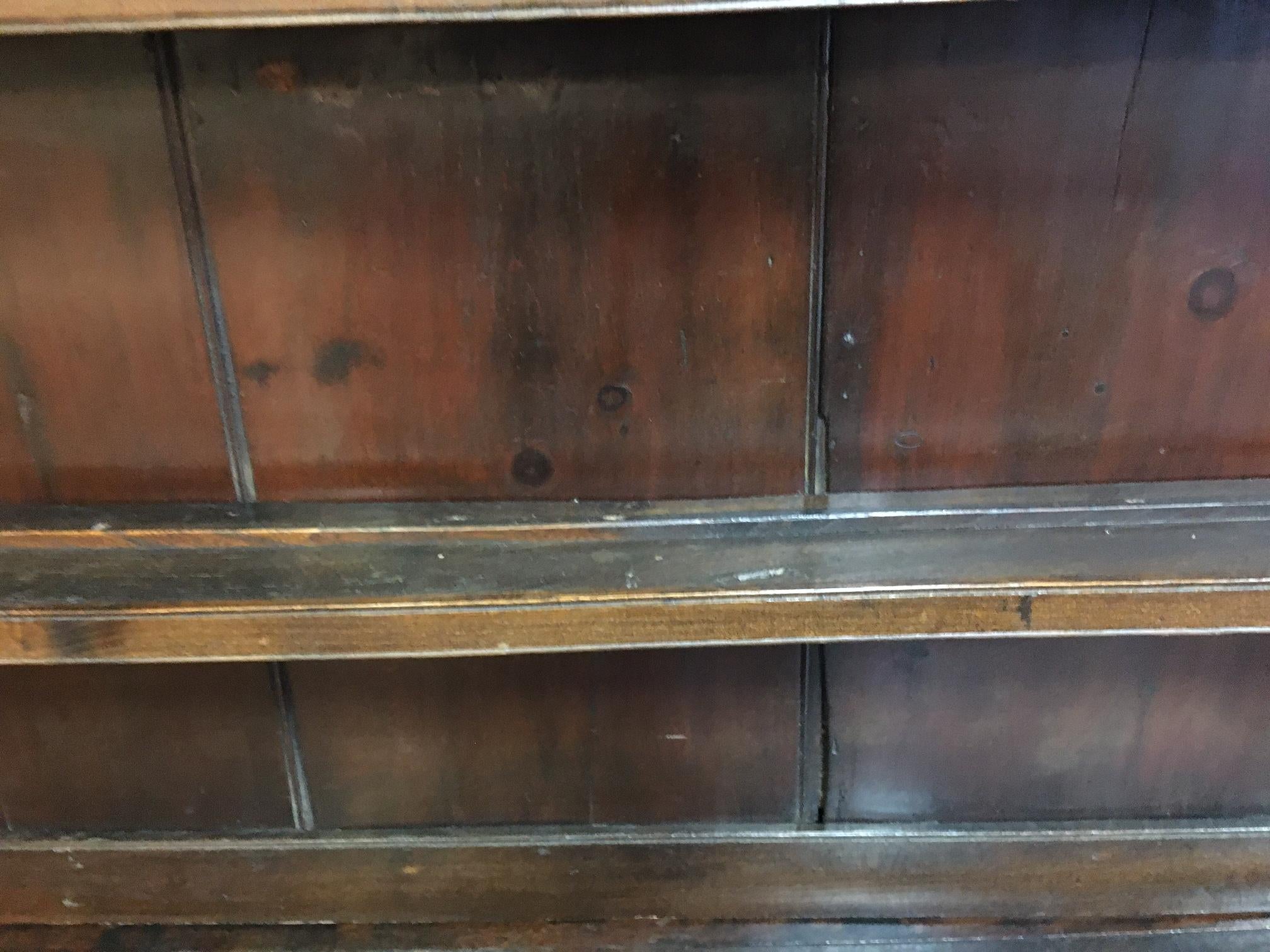 Armario galés inglés del s. XVIII de roble con cinco cajones y escudos de hueso en venta 3