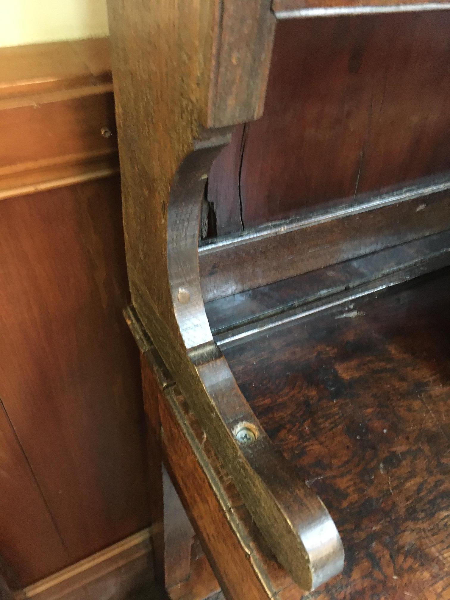 Armario galés inglés del s. XVIII de roble con cinco cajones y escudos de hueso Georgiano en venta
