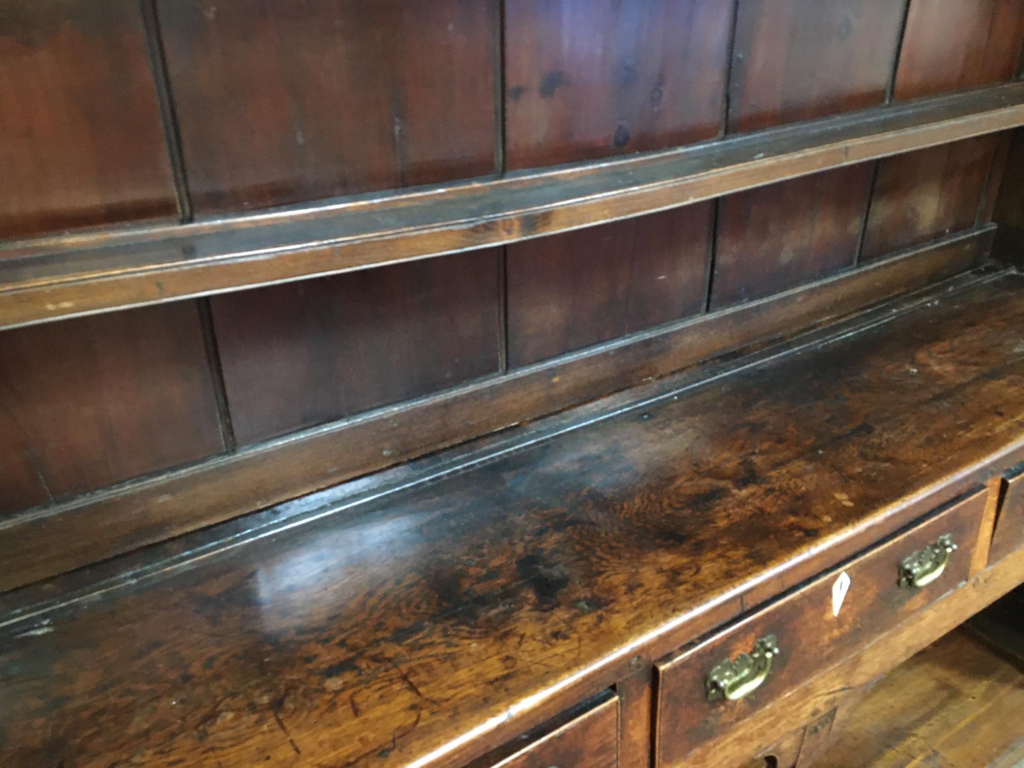 Armario galés inglés del s. XVIII de roble con cinco cajones y escudos de hueso Galés en venta