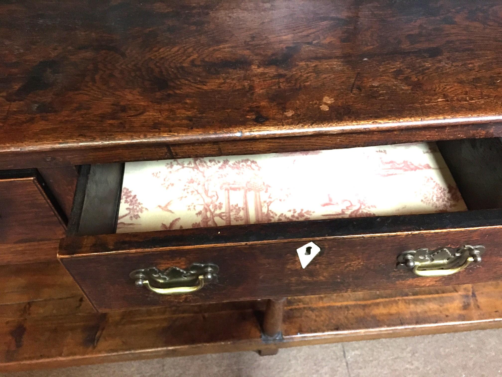Armario galés inglés del s. XVIII de roble con cinco cajones y escudos de hueso en Bueno estado para la venta en Savannah, GA