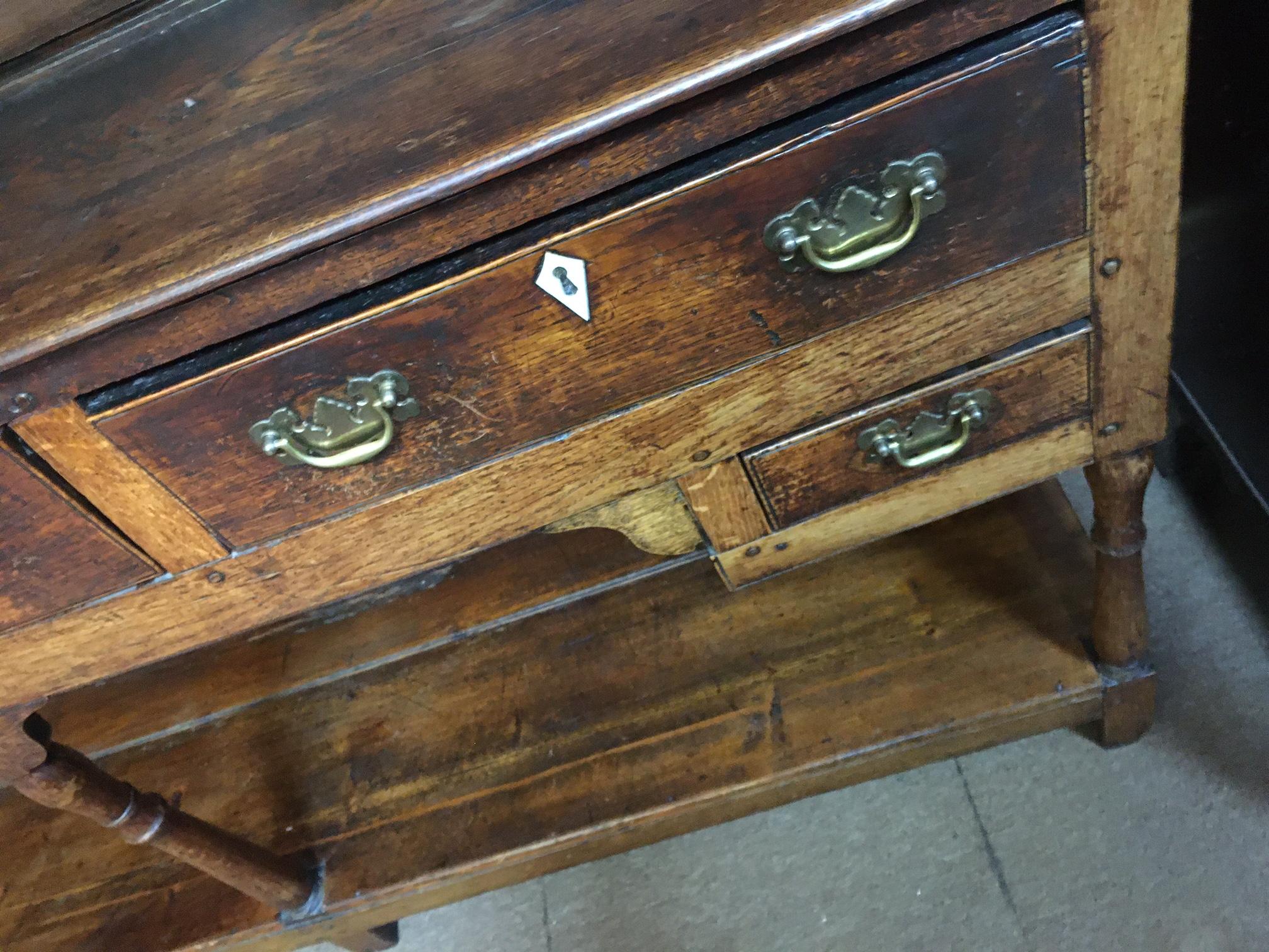 Armario galés inglés del s. XVIII de roble con cinco cajones y escudos de hueso Hueso en venta