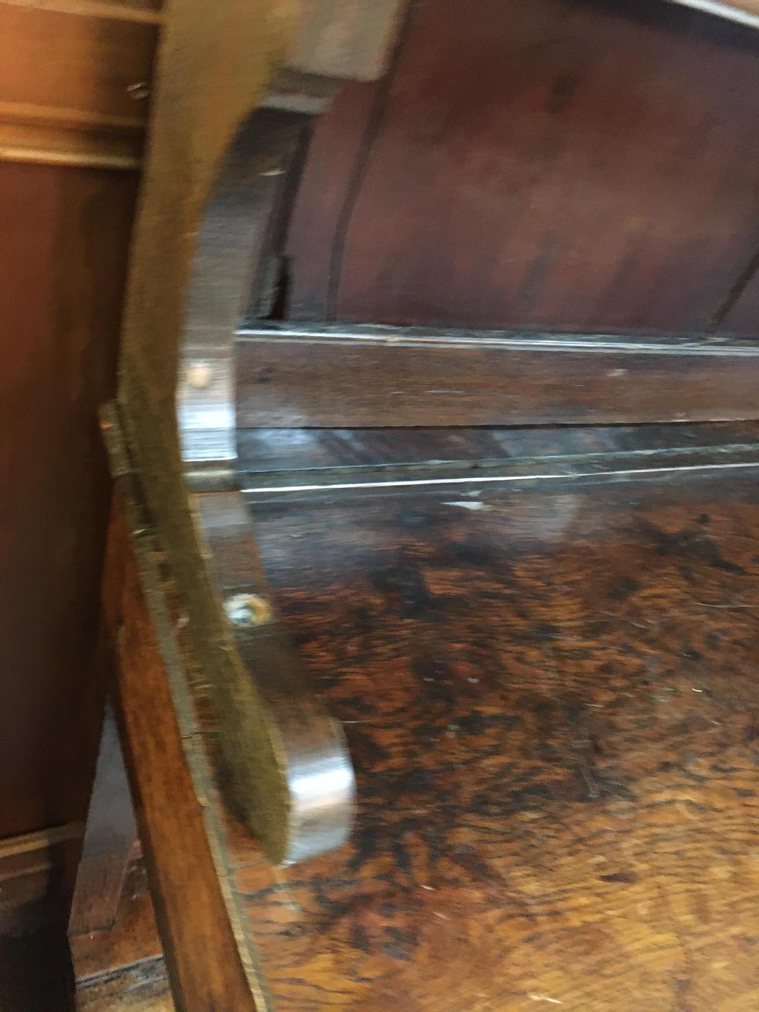 Armario galés inglés del s. XVIII de roble con cinco cajones y escudos de hueso en venta 2