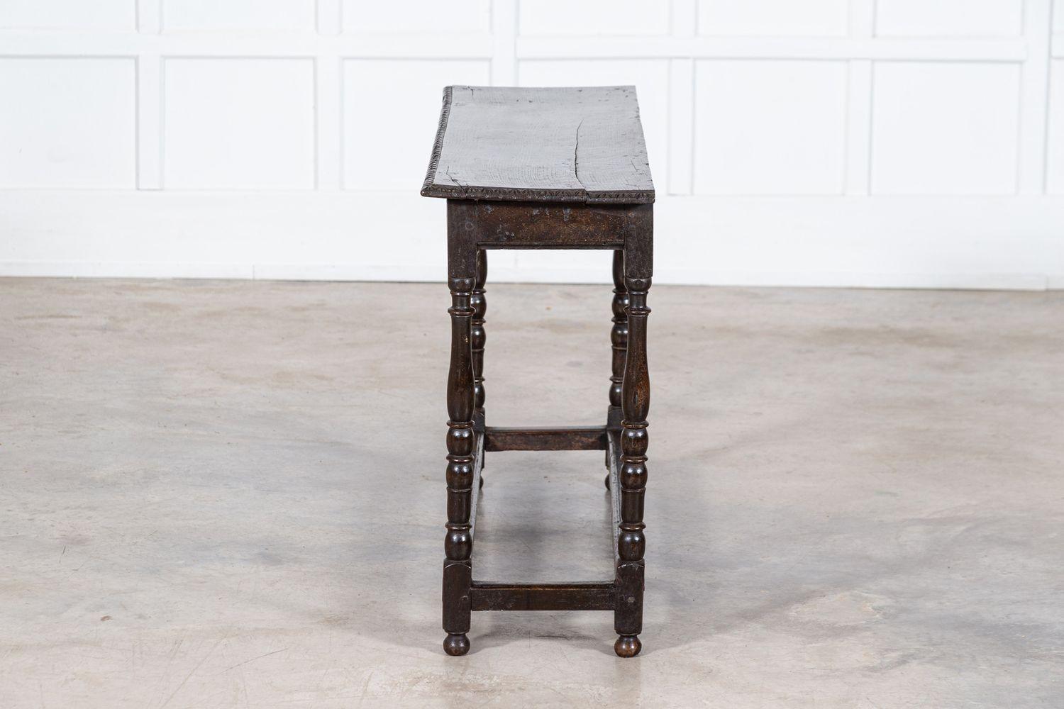 Table d'appoint en chêne vernaculaire anglais du XVIIIe siècle en vente 7