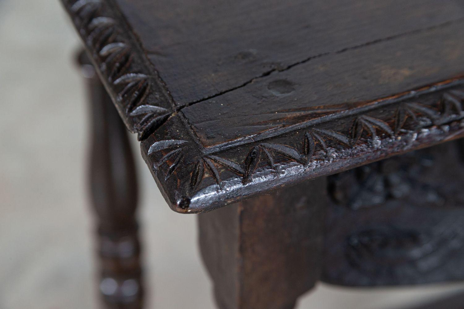 Table d'appoint en chêne vernaculaire anglais du XVIIIe siècle en vente 8