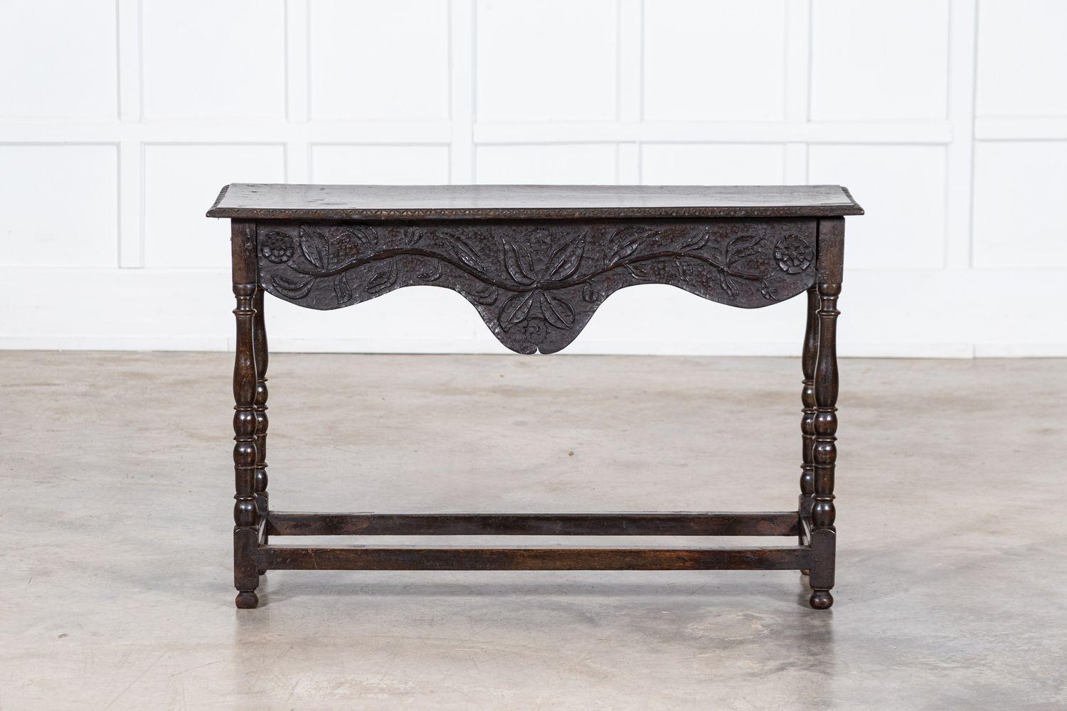 Chêne Table d'appoint en chêne vernaculaire anglais du XVIIIe siècle en vente