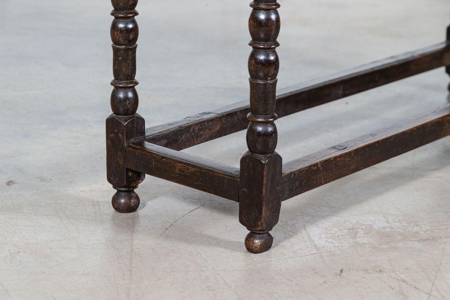 Table d'appoint en chêne vernaculaire anglais du XVIIIe siècle en vente 3