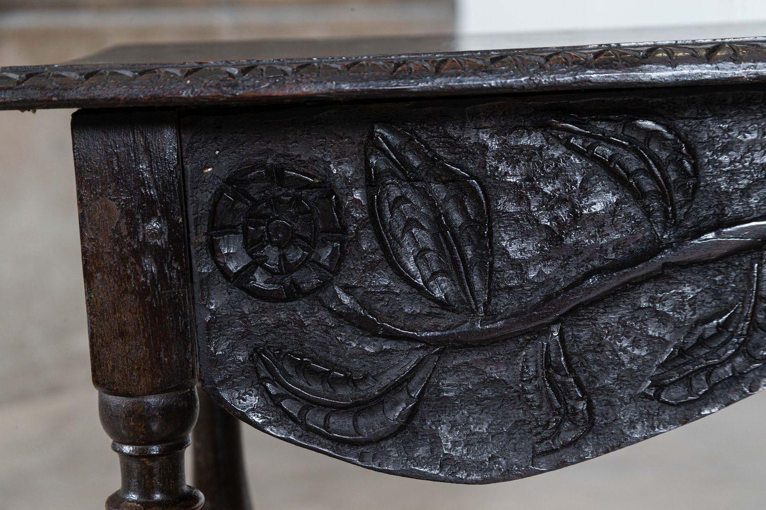 Table d'appoint en chêne vernaculaire anglais du XVIIIe siècle en vente 4