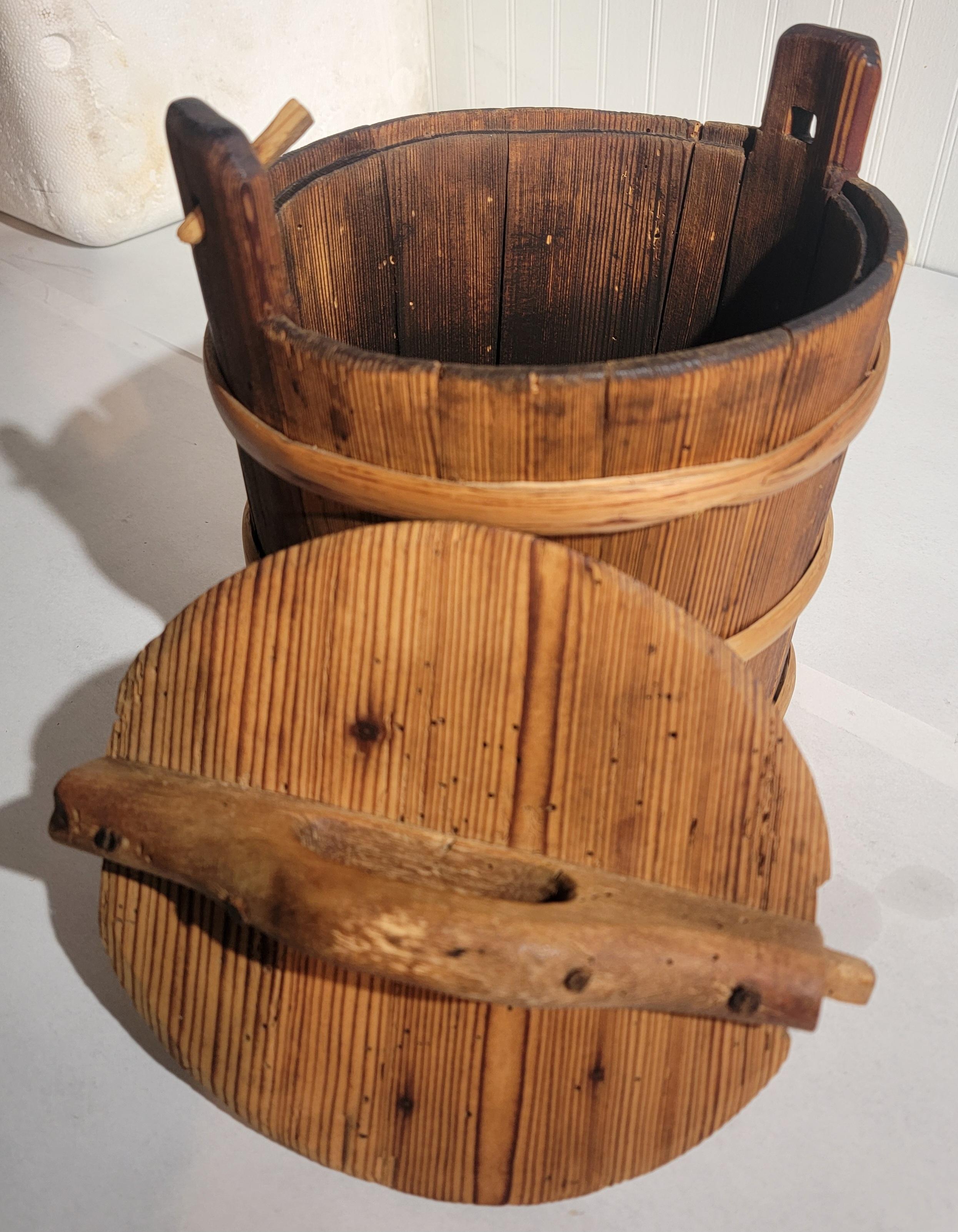 Caja de despensa europea del s. XVIII con tapa en muy buen estado.es como una caja de despensa o caja de almacenaje de gran tamaño con la tapa original.