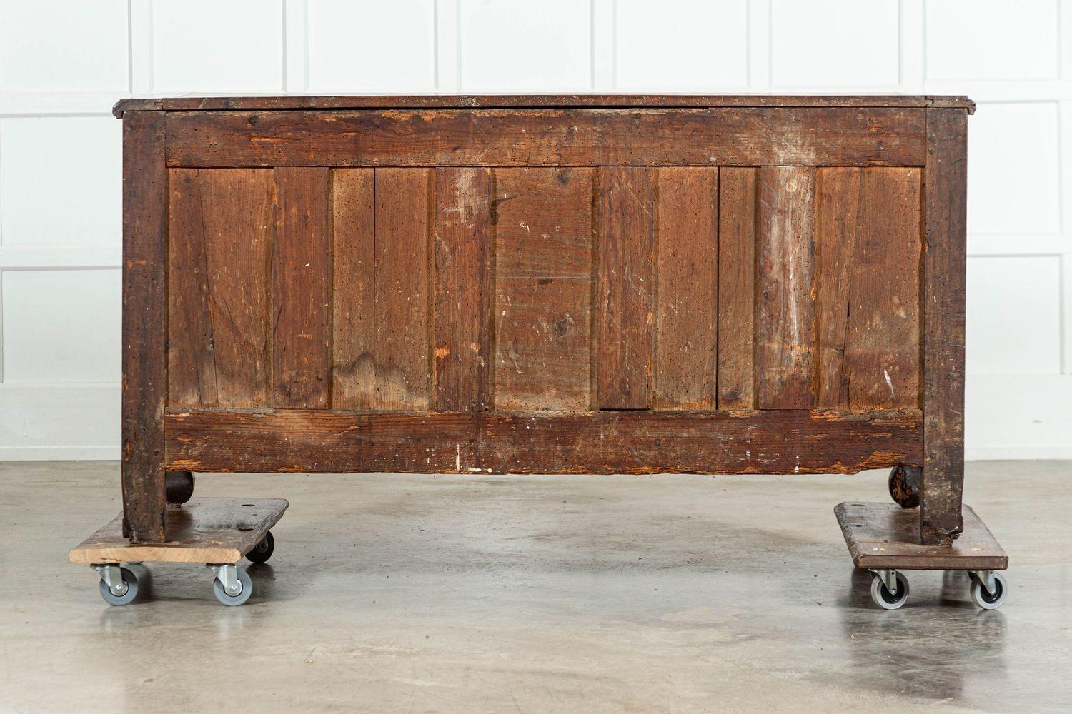 Buffet matrimoniale francese in noce intagliato del XVIII secolo in vendita 5