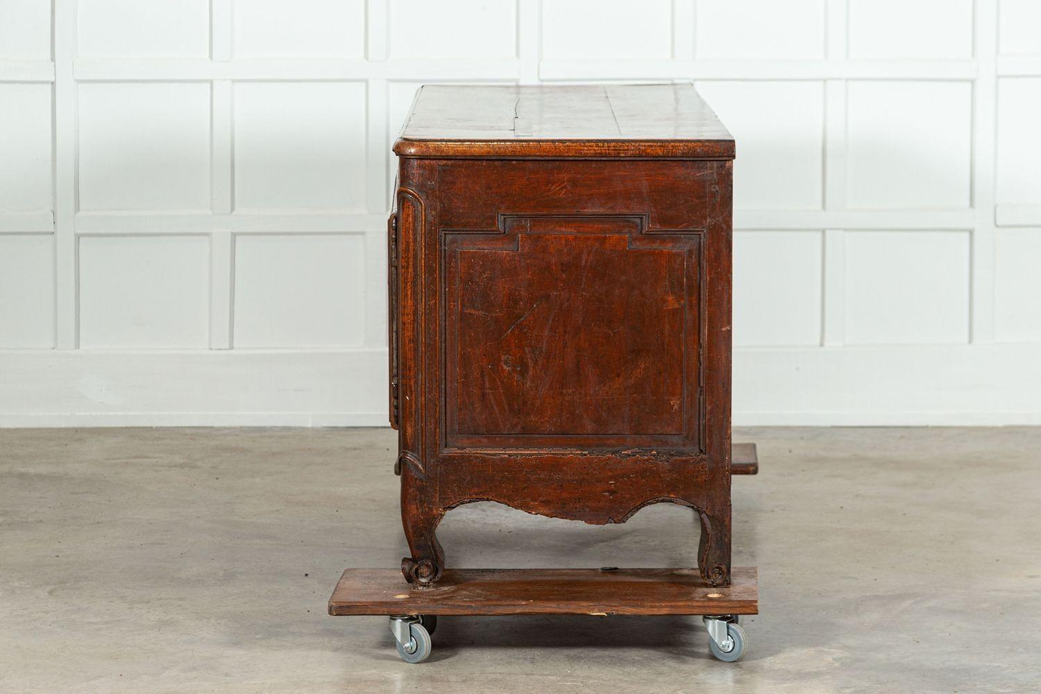 Buffet matrimoniale francese in noce intagliato del XVIII secolo in vendita 6