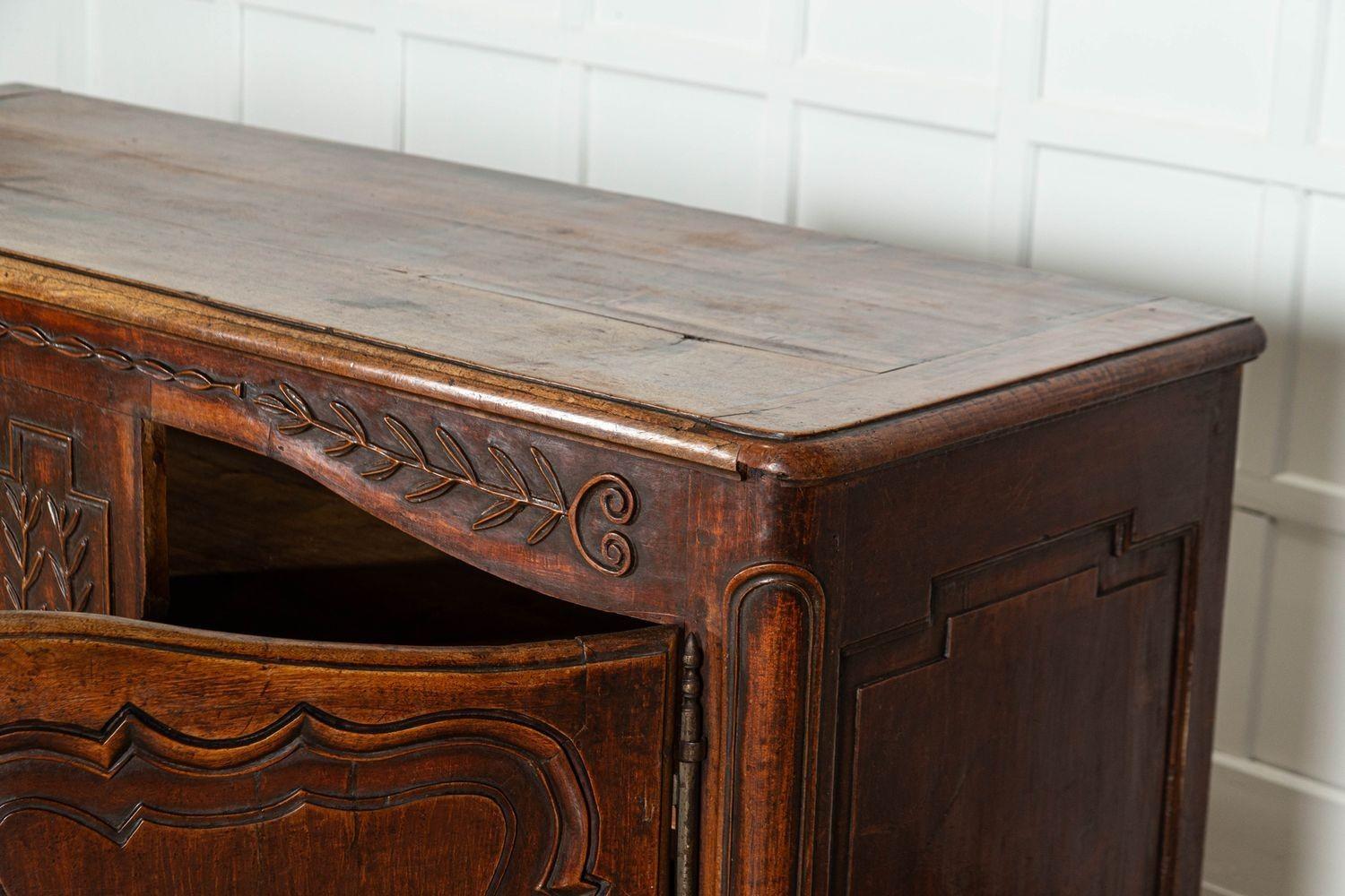 Buffet matrimoniale francese in noce intagliato del XVIII secolo in vendita 7