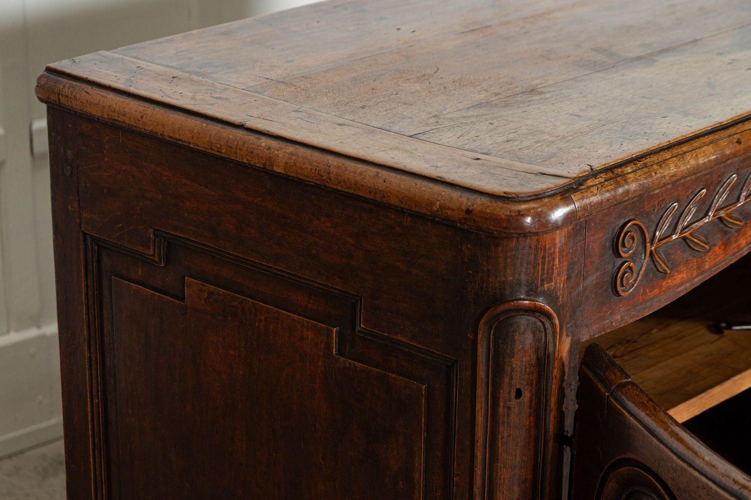 Buffet matrimoniale francese in noce intagliato del XVIII secolo in vendita 8