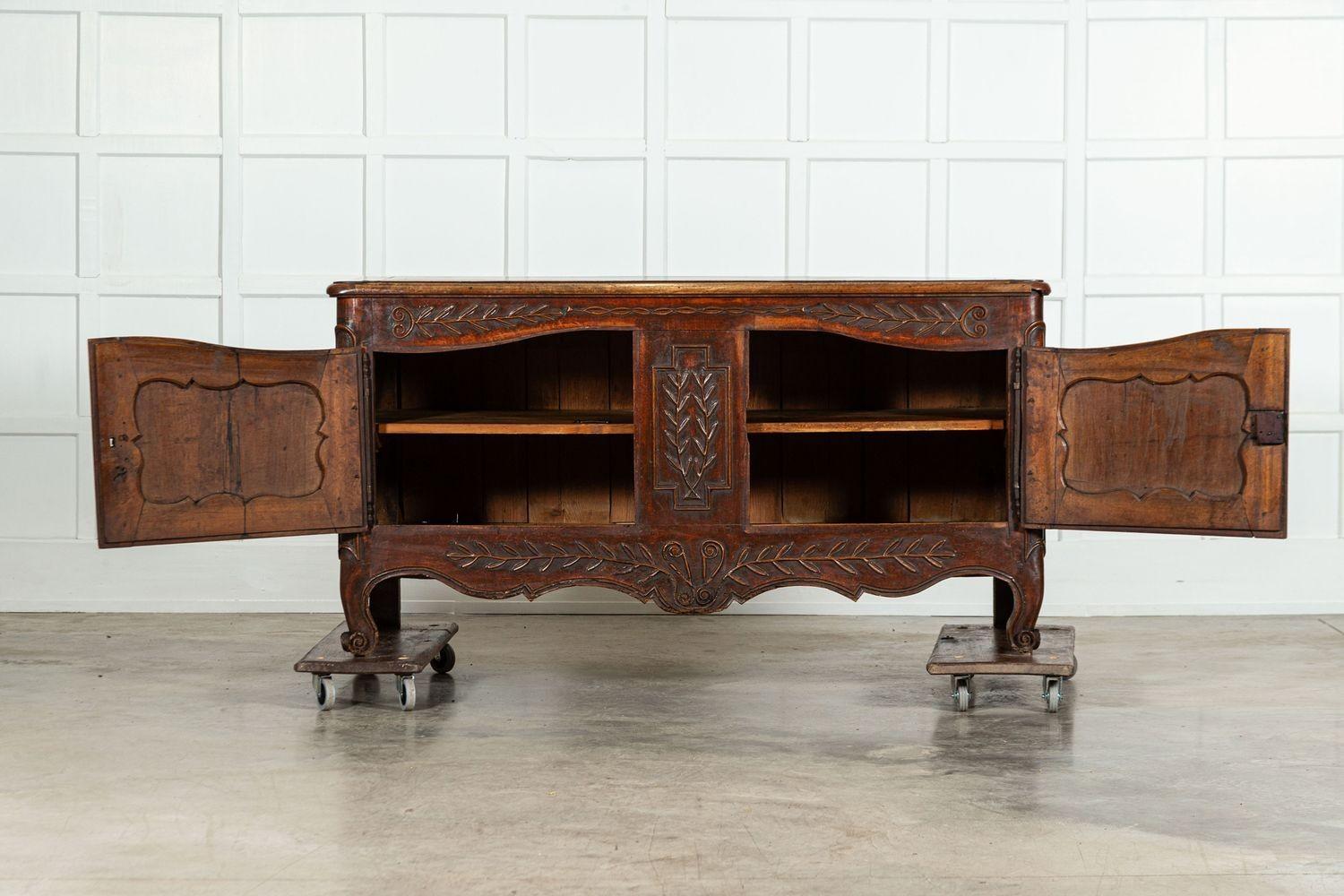 circa 1720
Buffet matrimoniale francese in noce intagliato del XVIII secolo
Un esempio eccezionale
sku 1930
W 168 x D65 x H88 cm
Profondità interna del ripiano 55 cm
Peso 78 kg