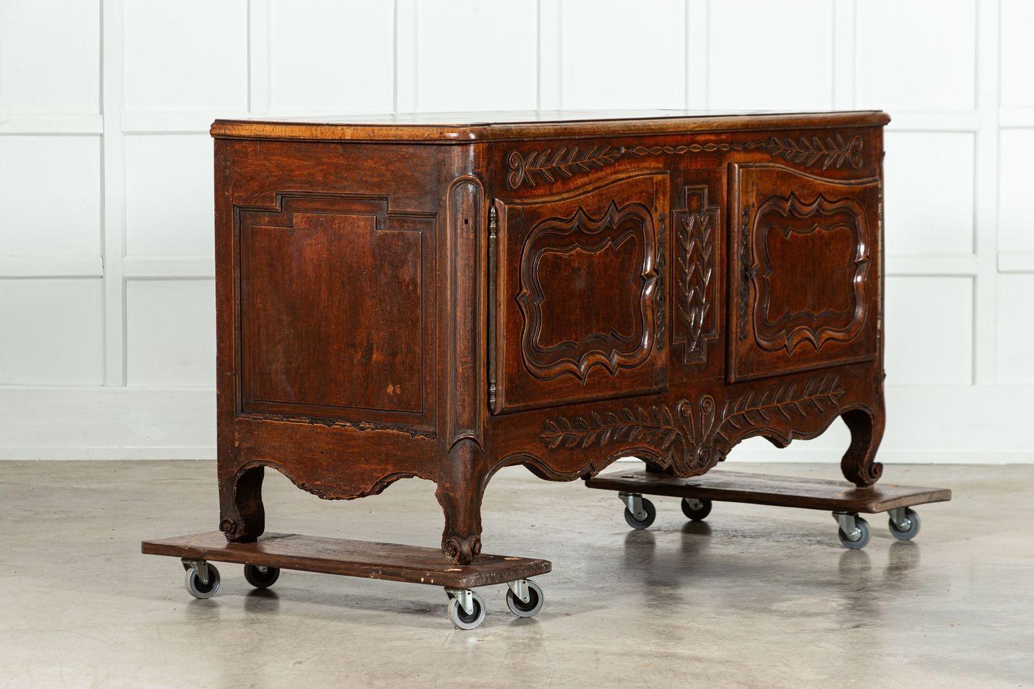 Buffet matrimoniale francese in noce intagliato del XVIII secolo In condizioni buone in vendita a Staffordshire, GB