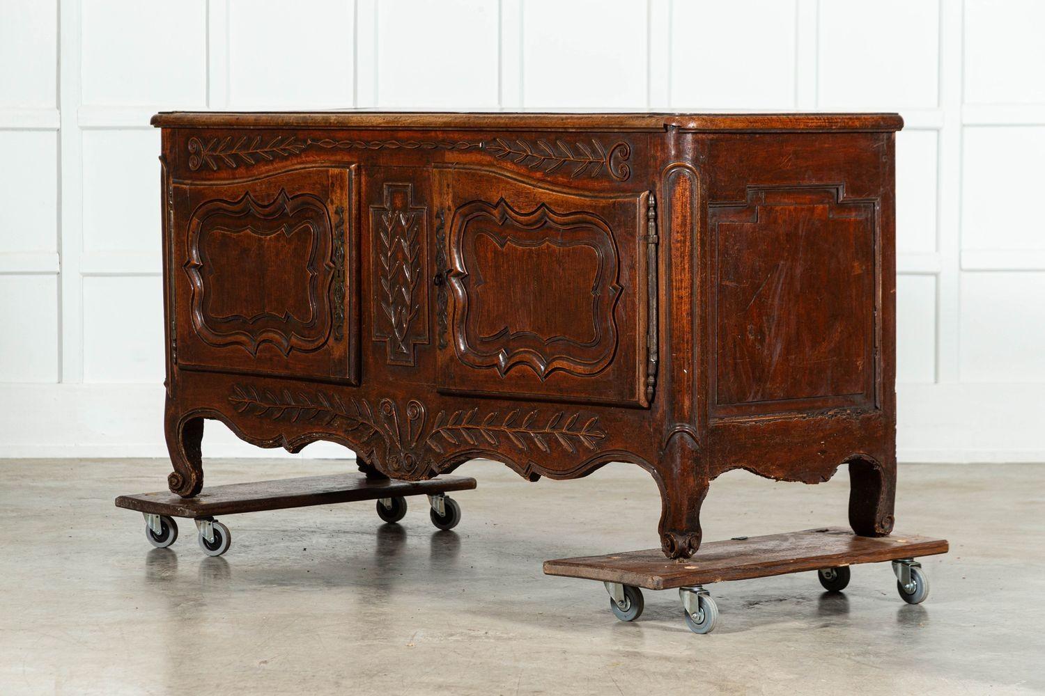 Noce Buffet matrimoniale francese in noce intagliato del XVIII secolo in vendita