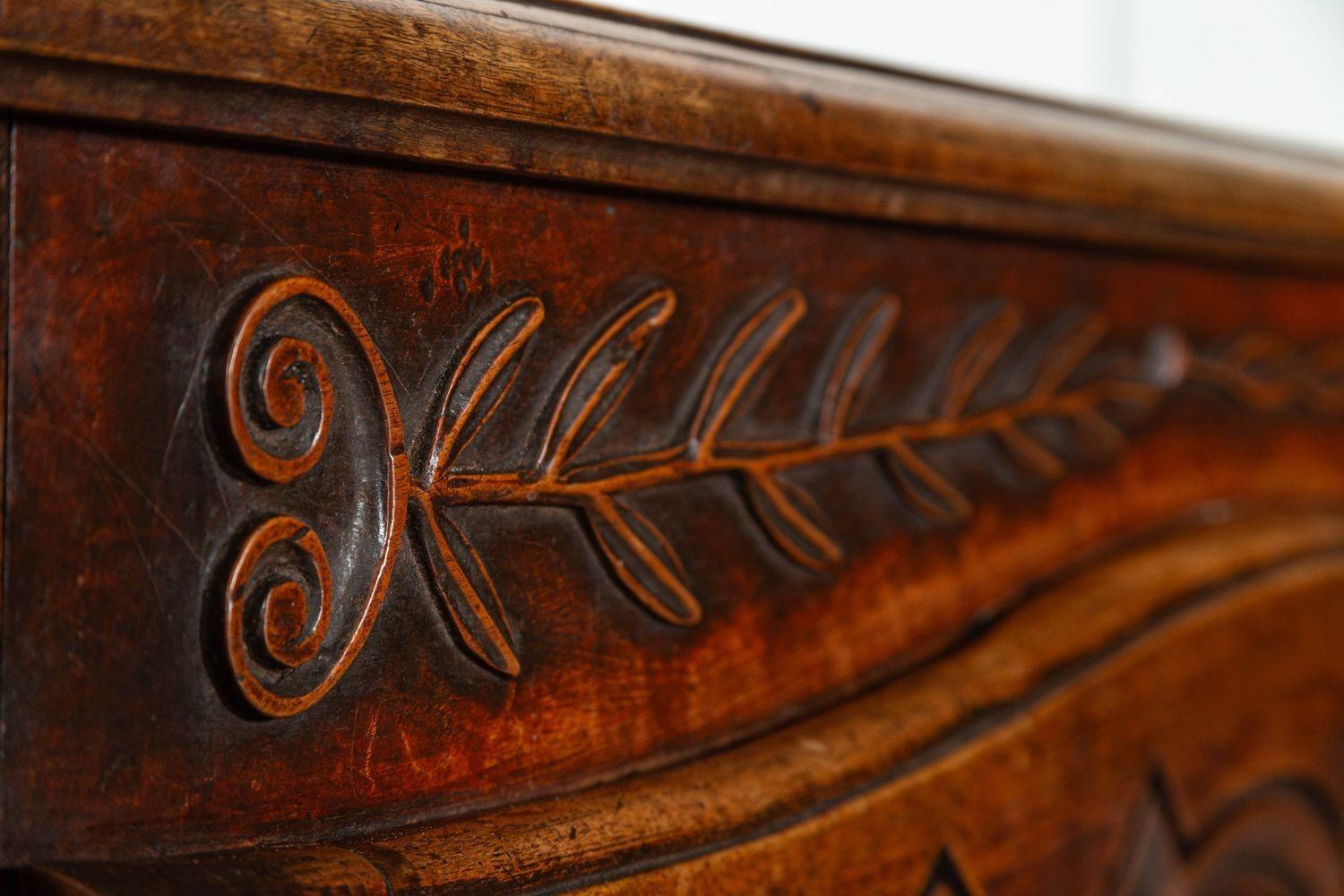 Buffet matrimoniale francese in noce intagliato del XVIII secolo in vendita 1