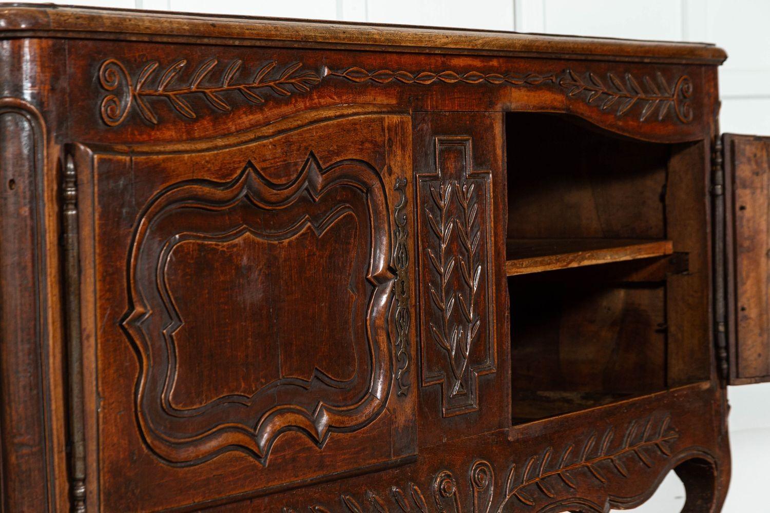 Buffet matrimoniale francese in noce intagliato del XVIII secolo in vendita 2