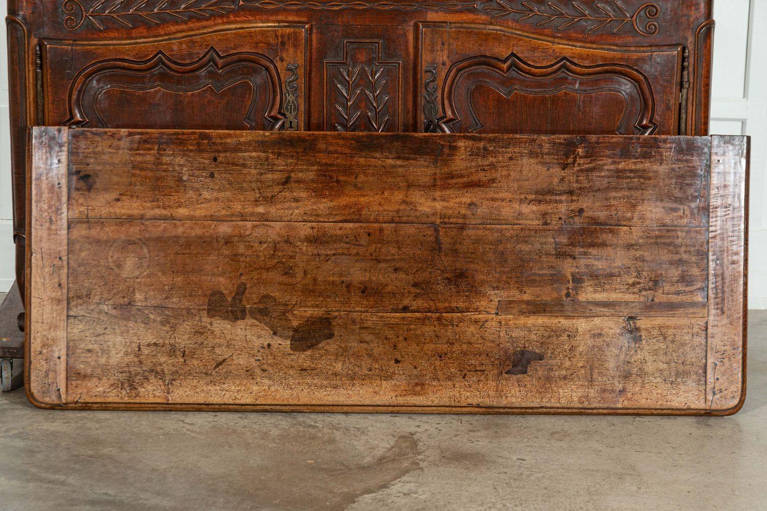 Buffet matrimoniale francese in noce intagliato del XVIII secolo in vendita 3