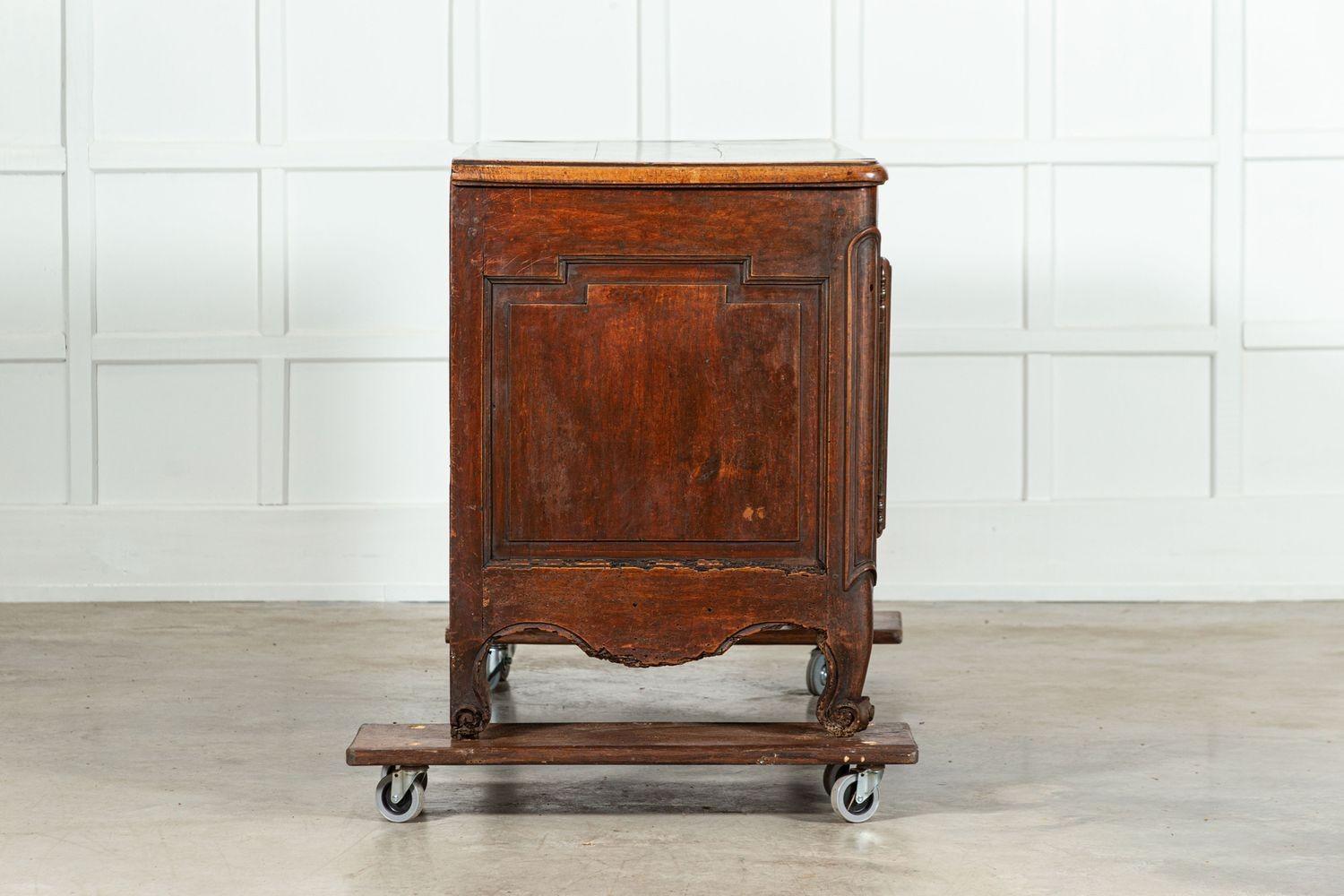 Buffet matrimoniale francese in noce intagliato del XVIII secolo in vendita 4