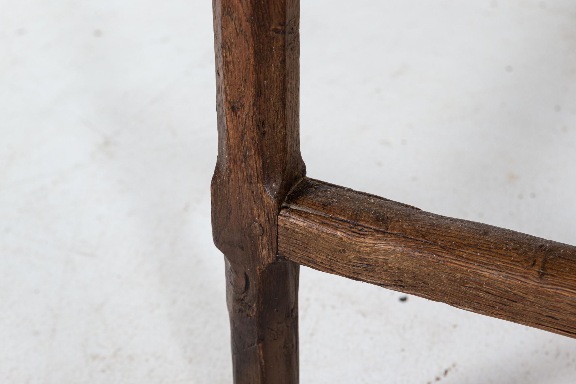 Table de ferme provinciale en orme et chêne du XVIIIe siècle en vente 4