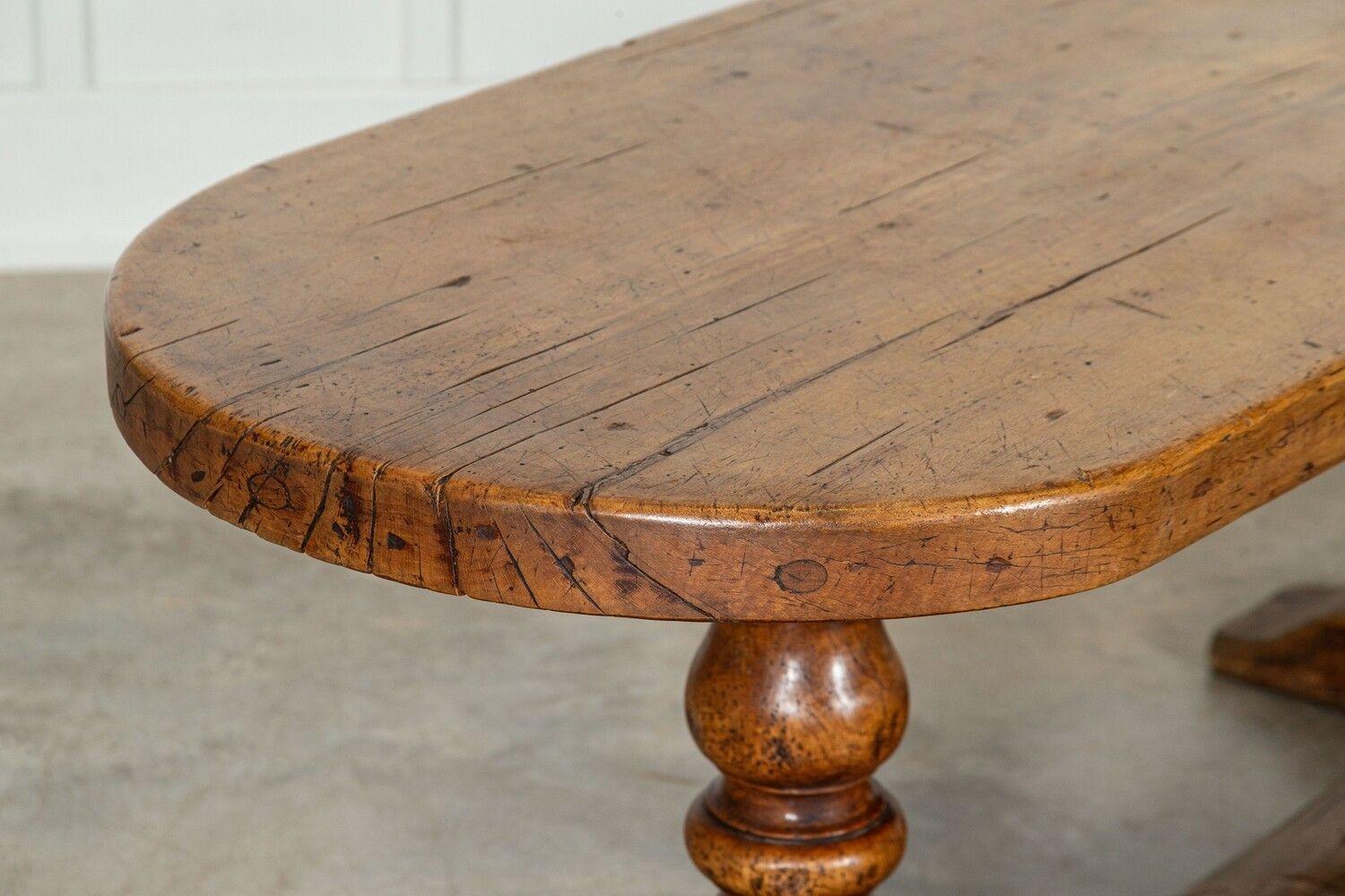 um 1780
18. Jahrhundert Französisch Ulme Refektorium Tisch
sku 1670
Ein außergewöhnliches Beispiel
W200 x D70 x H75 cm
Kniehöhe 69 cm