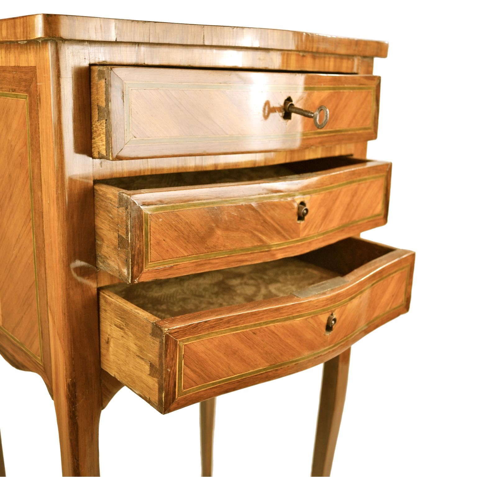 Français Coffre/table d'appoint Louis XV du 18ème siècle français à trois tiroirs en vente