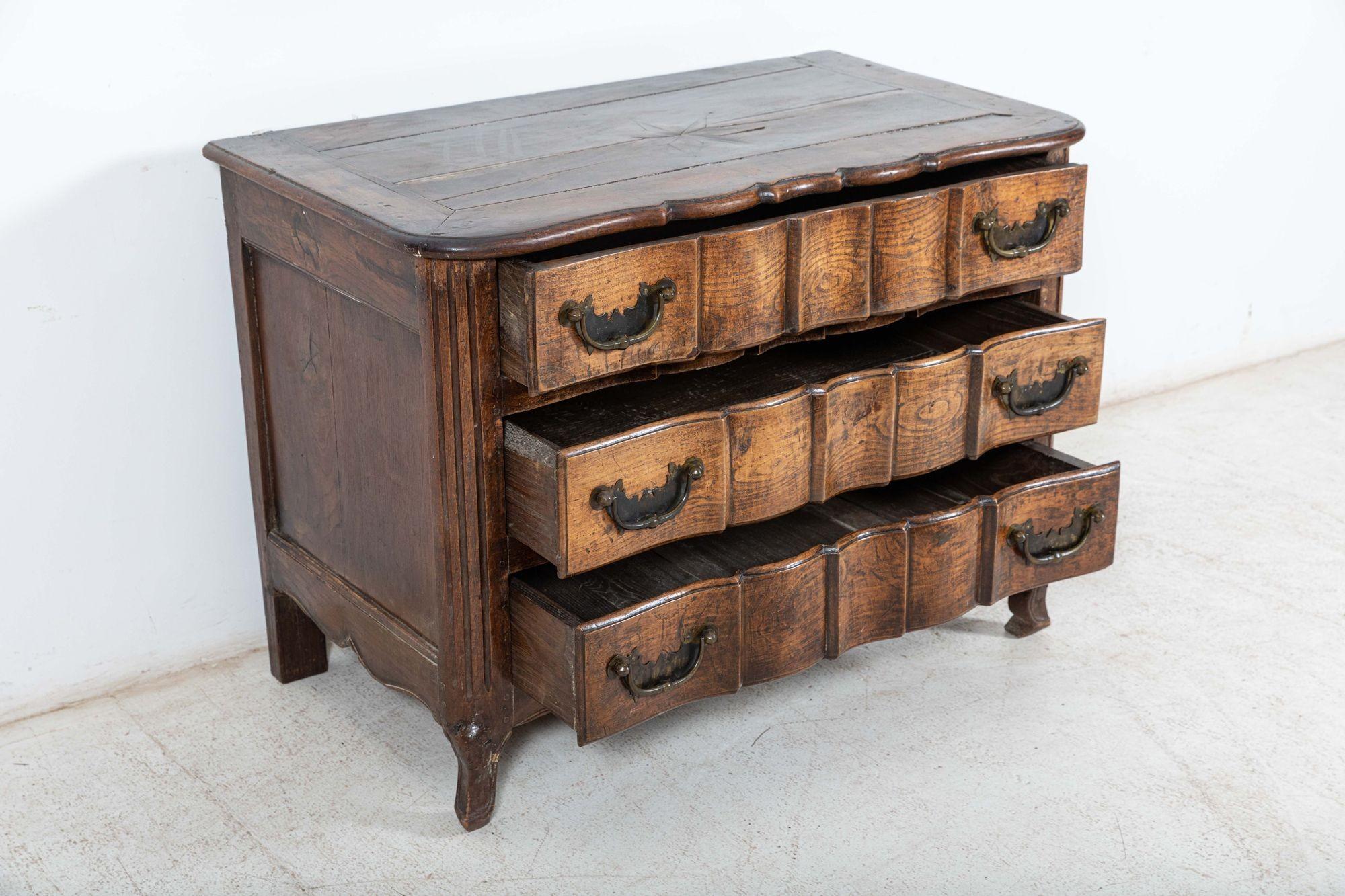 18thC French Provincial Serpentine Walnut Commode In Good Condition For Sale In Staffordshire, GB