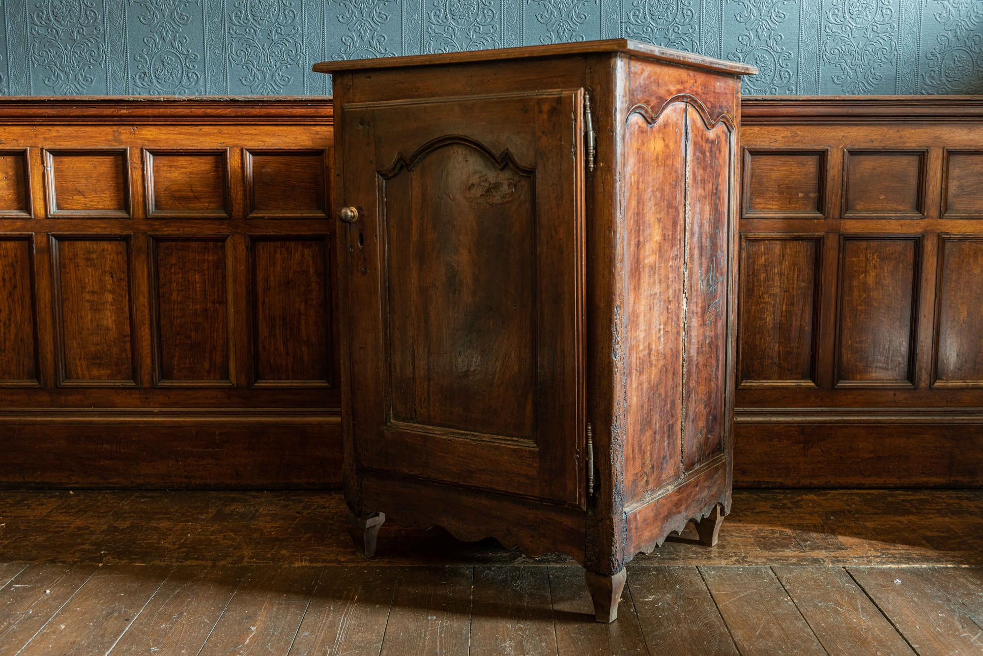 18th Century French Walnut Provincial Buffet In Good Condition For Sale In Staffordshire, GB