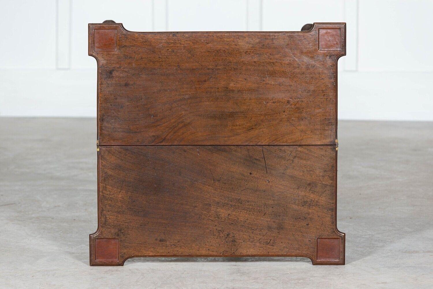 vers 1750
Table à cartes en acajou irlandais du 18e siècle (George II)

Ce meuble est composé d'un plan de travail inversé et pliant, reposant sur des pieds profilés.
Le pied arrière se déploie pour soutenir le plateau de la table.
Mesures : L