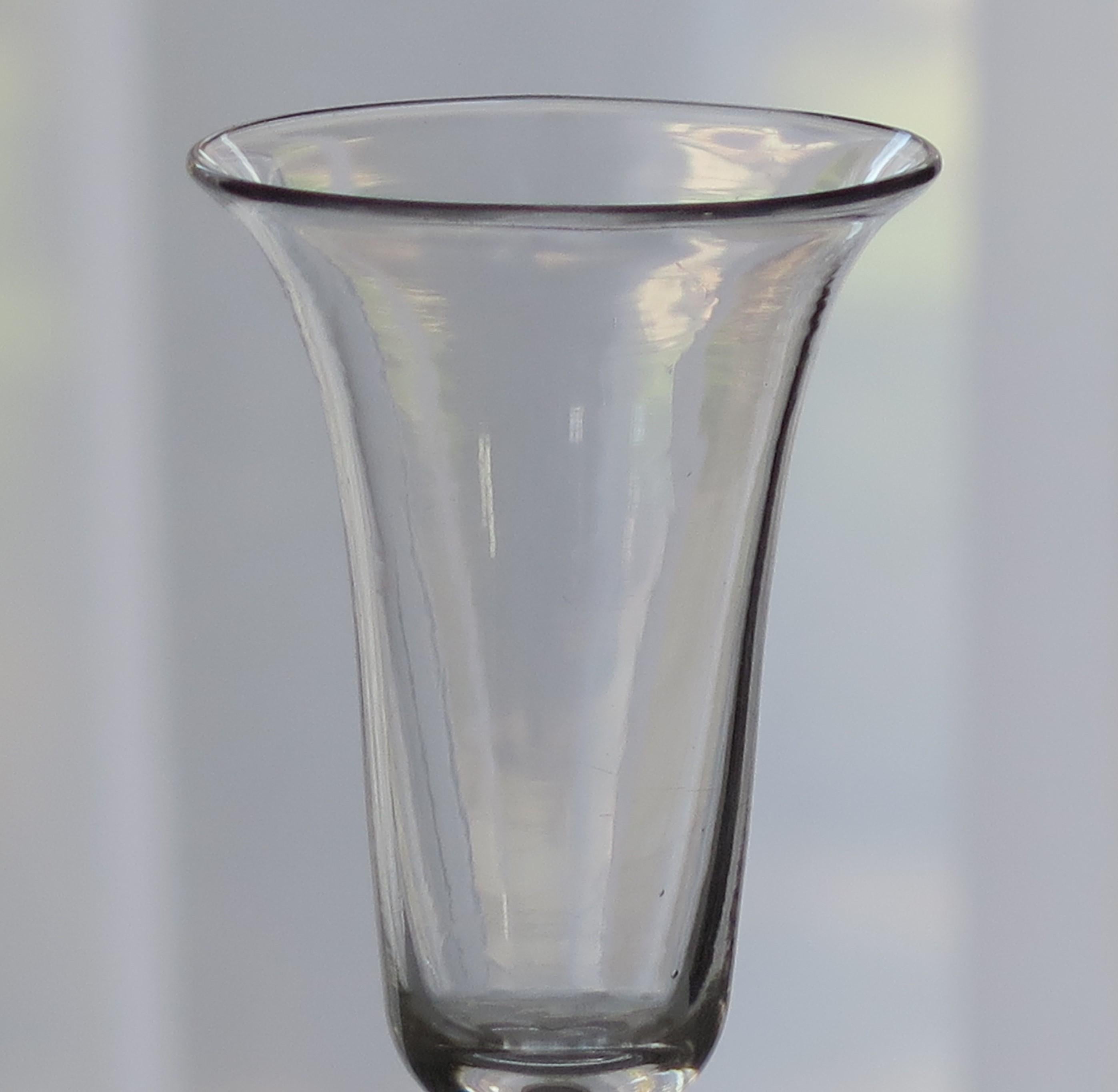 Es handelt sich um ein sehr gutes mundgeblasenes englisches Jelly-Glas aus dem letzten Viertel des 18. Jahrhunderts, um 1780.

Diese Gläser sind sehr sammelwürdig. Es ist aus englischem Bleiglas gefertigt, das relativ schwer ist und eine sanfte