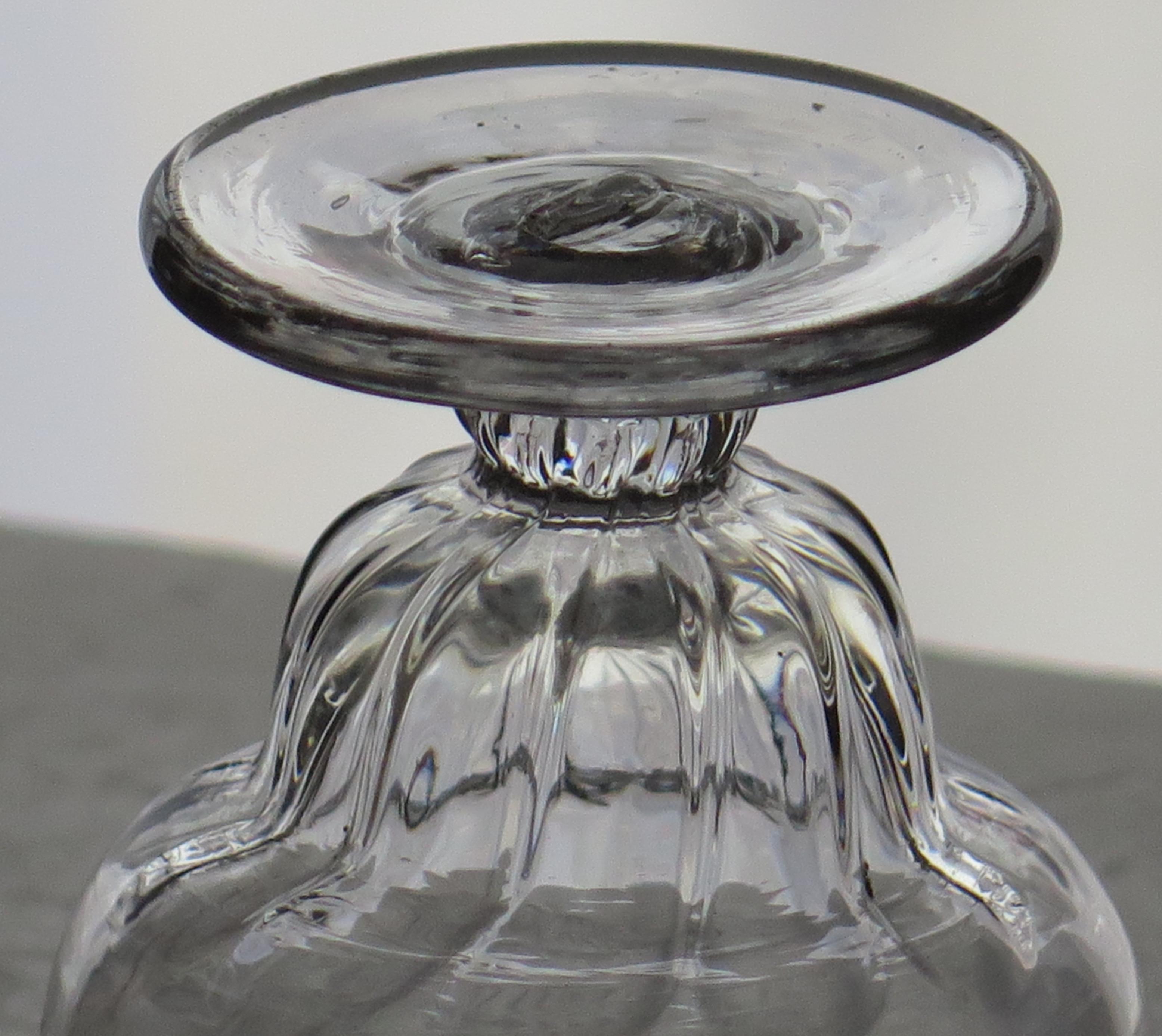Georgianische mundgeblasene und gravierte Schale aus Monteith- oder Bonnetglas aus dem 18. Jahrhundert, um 1750 im Angebot 4