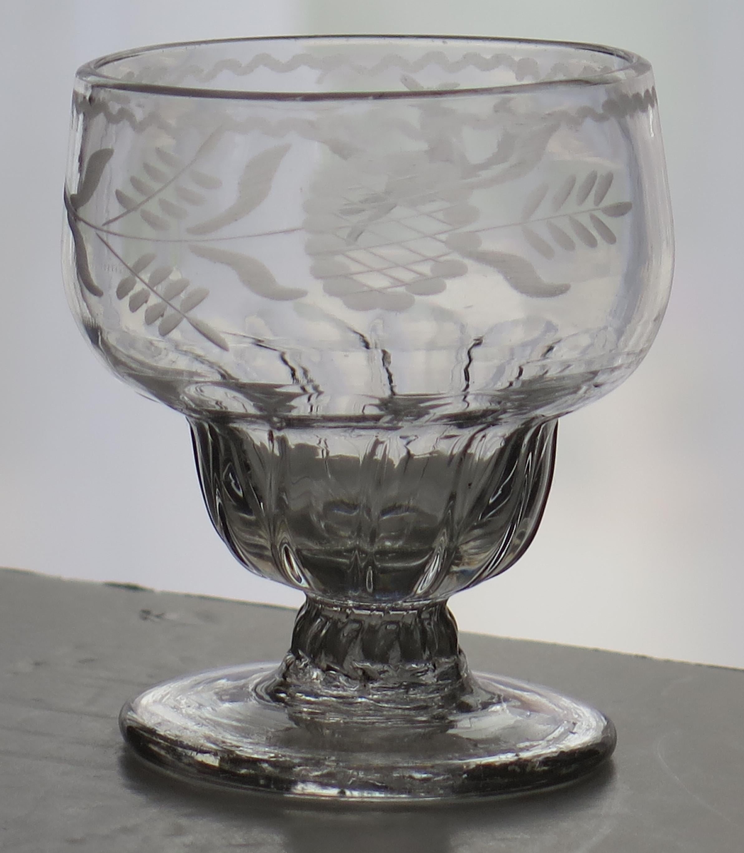 Es handelt sich um ein sehr gutes mundgeblasenes englisches, mittleres georgisches Monteith- oder Bonnet-Glas aus der Mitte des 18. Jahrhunderts, um 1750.

Es ist aus englischem Bleiglas gefertigt, das relativ schwer ist und eine weiche graue