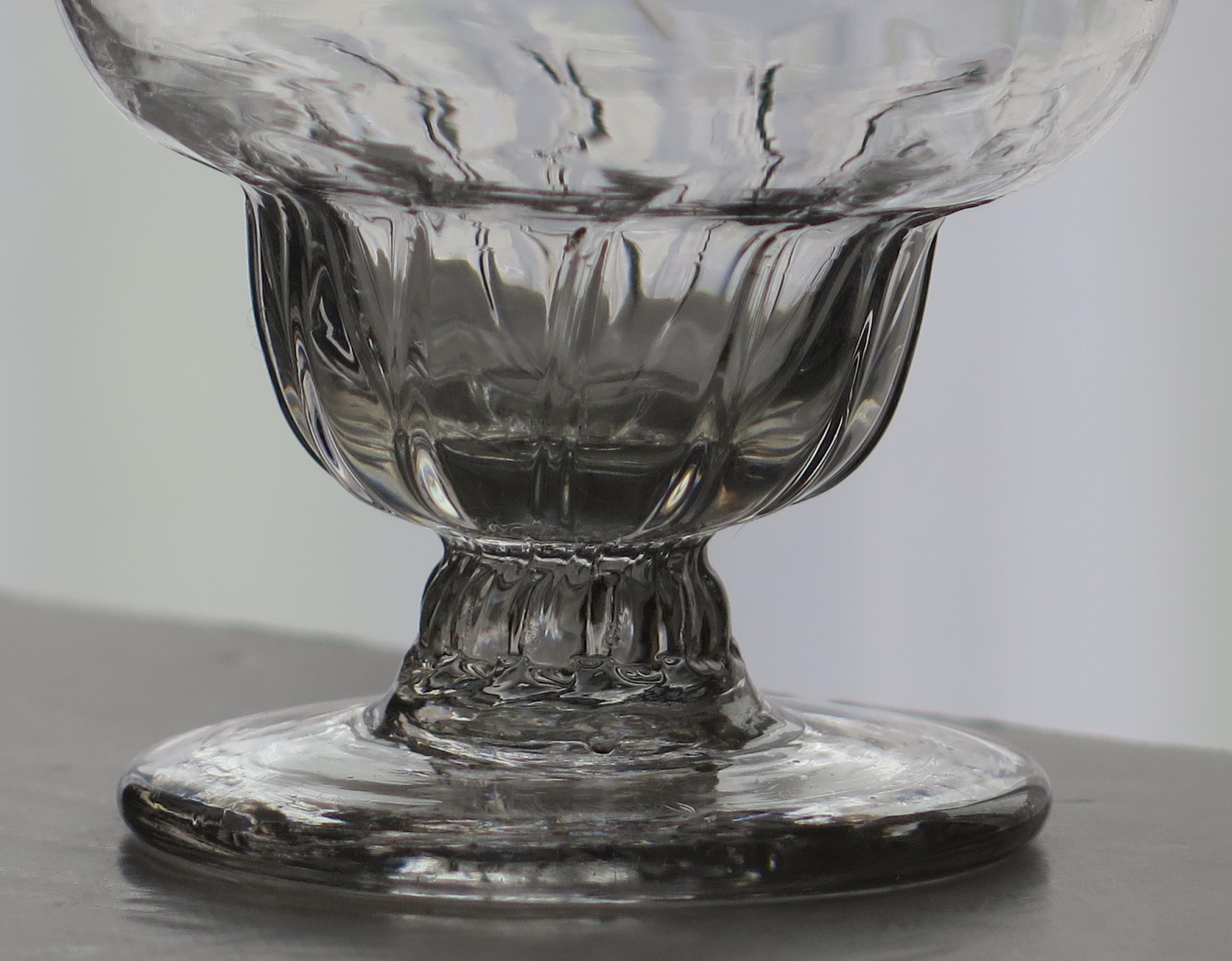 Georgianische mundgeblasene und gravierte Schale aus Monteith- oder Bonnetglas aus dem 18. Jahrhundert, um 1750 (George III.) im Angebot