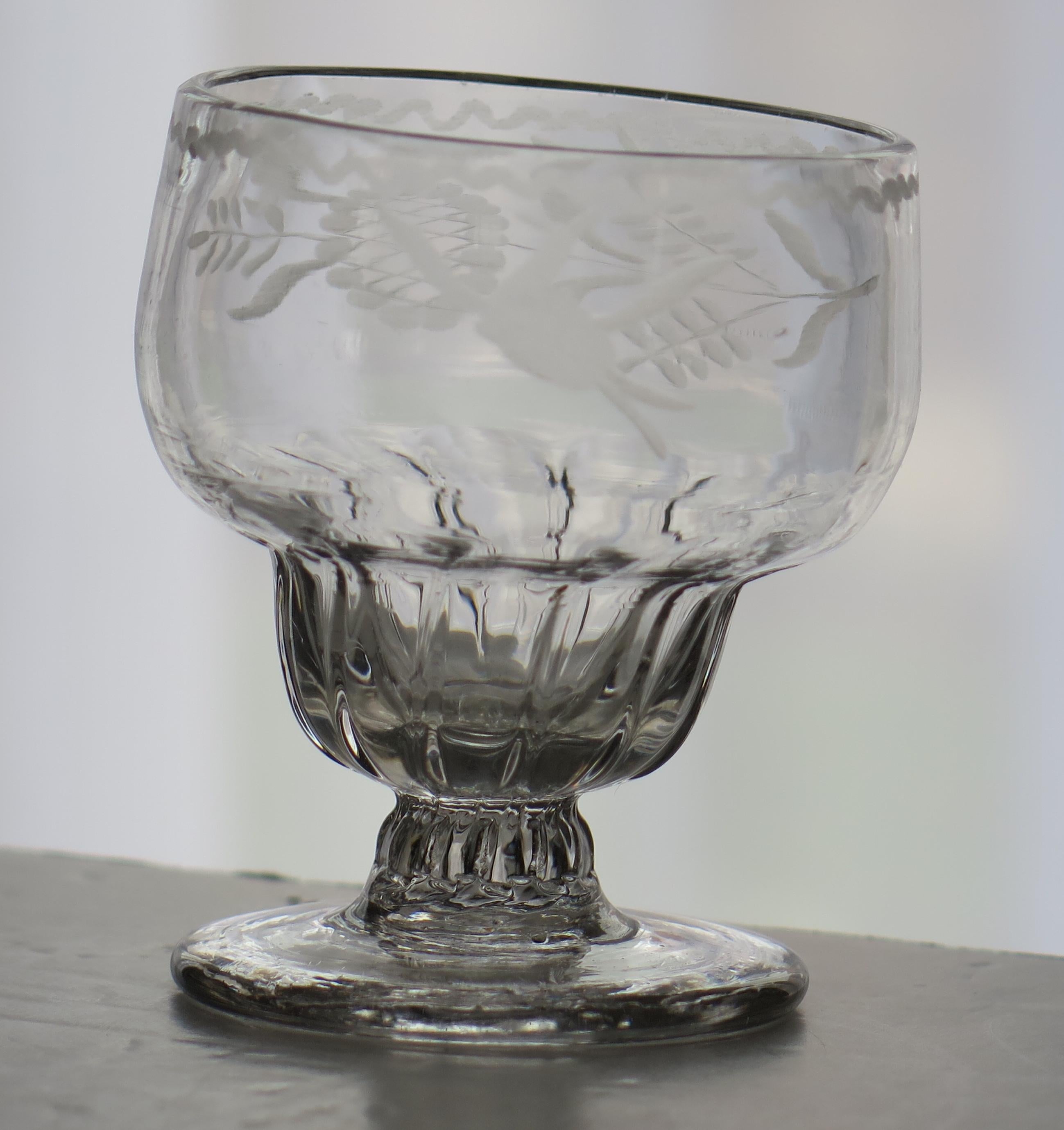 Georgianische mundgeblasene und gravierte Schale aus Monteith- oder Bonnetglas aus dem 18. Jahrhundert, um 1750 (Glas) im Angebot