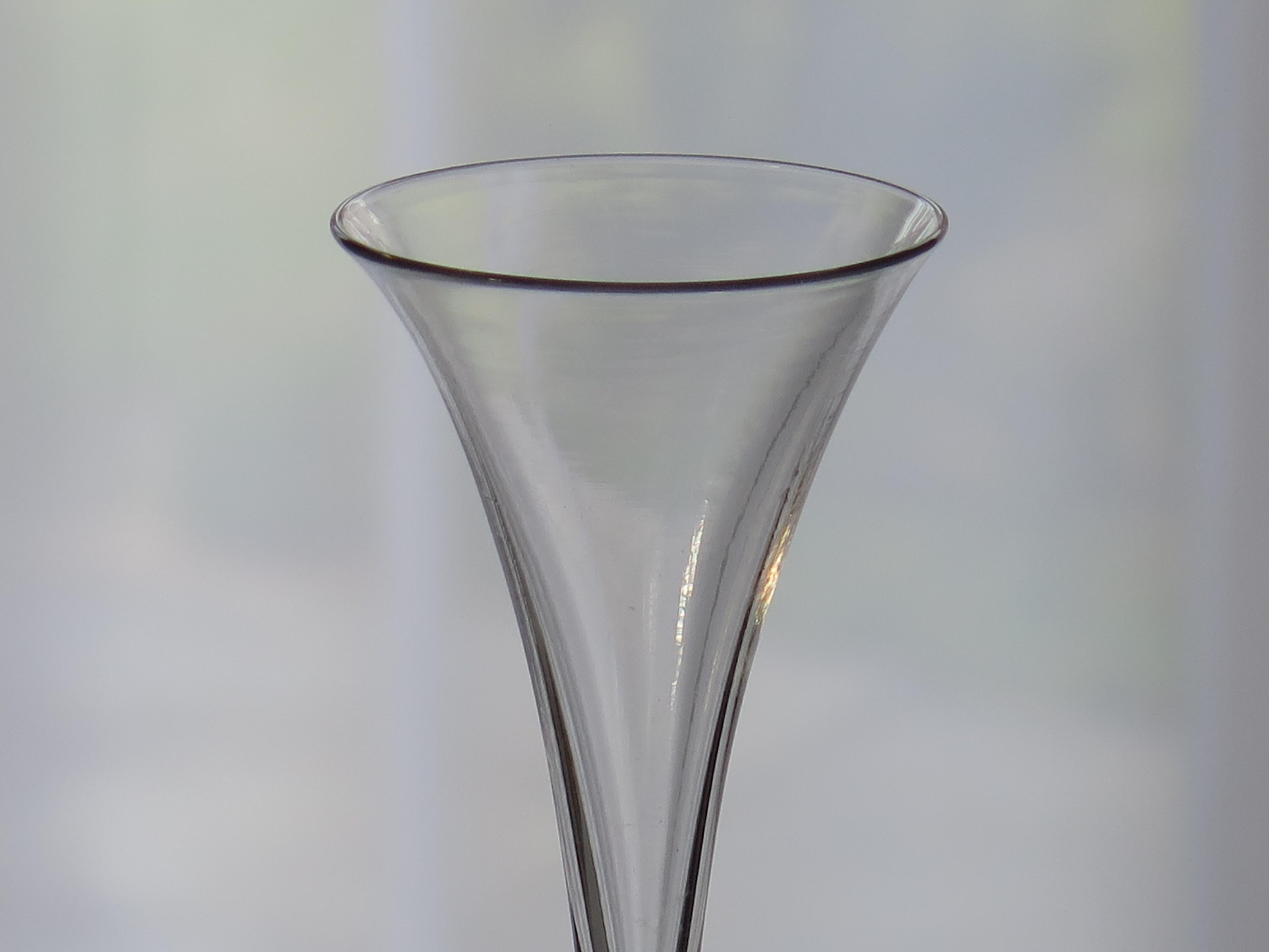 Bicchiere da brindisi georgiano del XVIII secolo con coppa a tromba disegnata - raro, CIRCA 1750 In condizioni buone in vendita a Lincoln, Lincolnshire