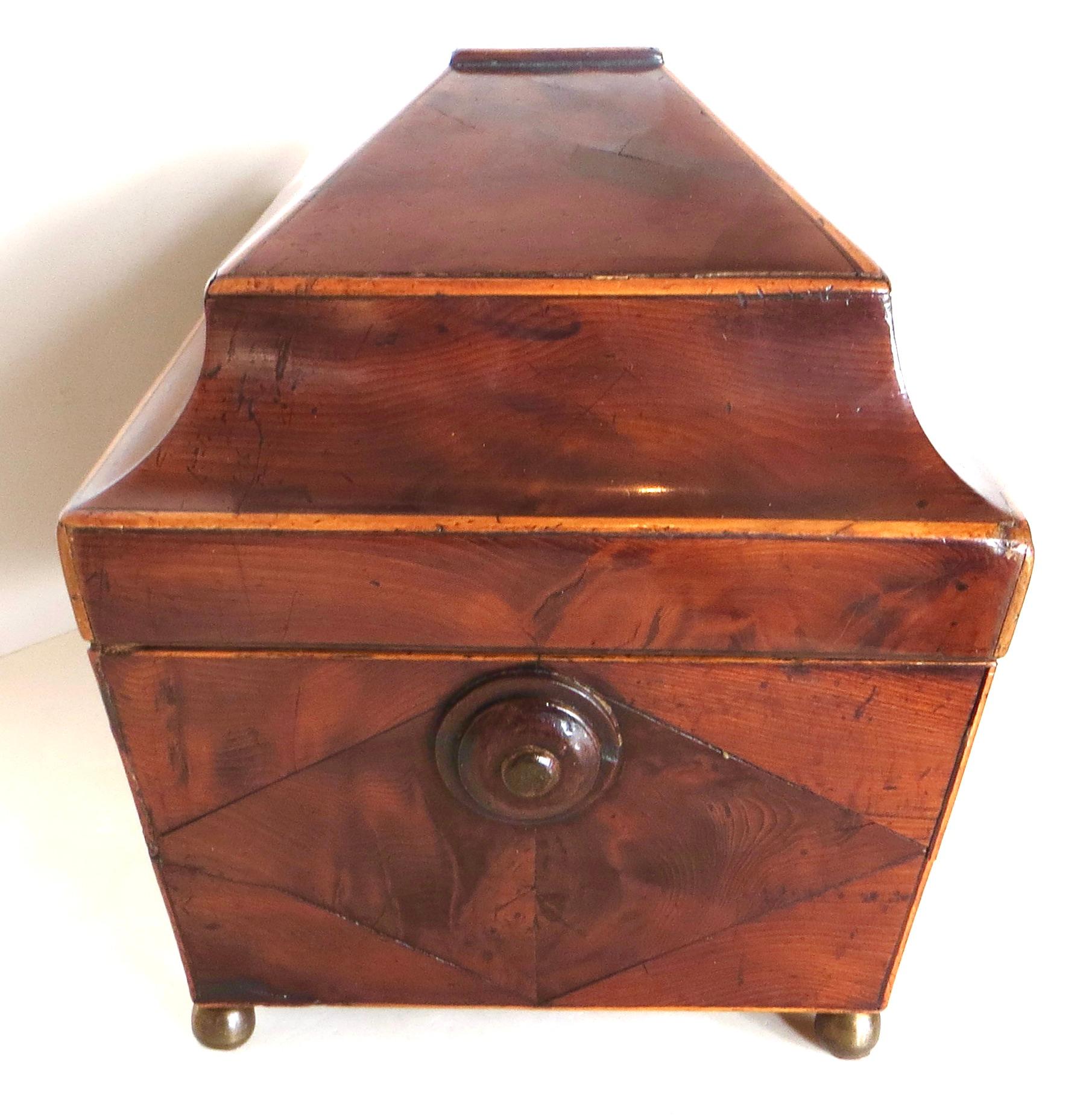 Giorgio III 18thC. Scatola da tavolo georgiana a forma di sarcofago in legno di tasso, Inghilterra. Circa 1760 in vendita