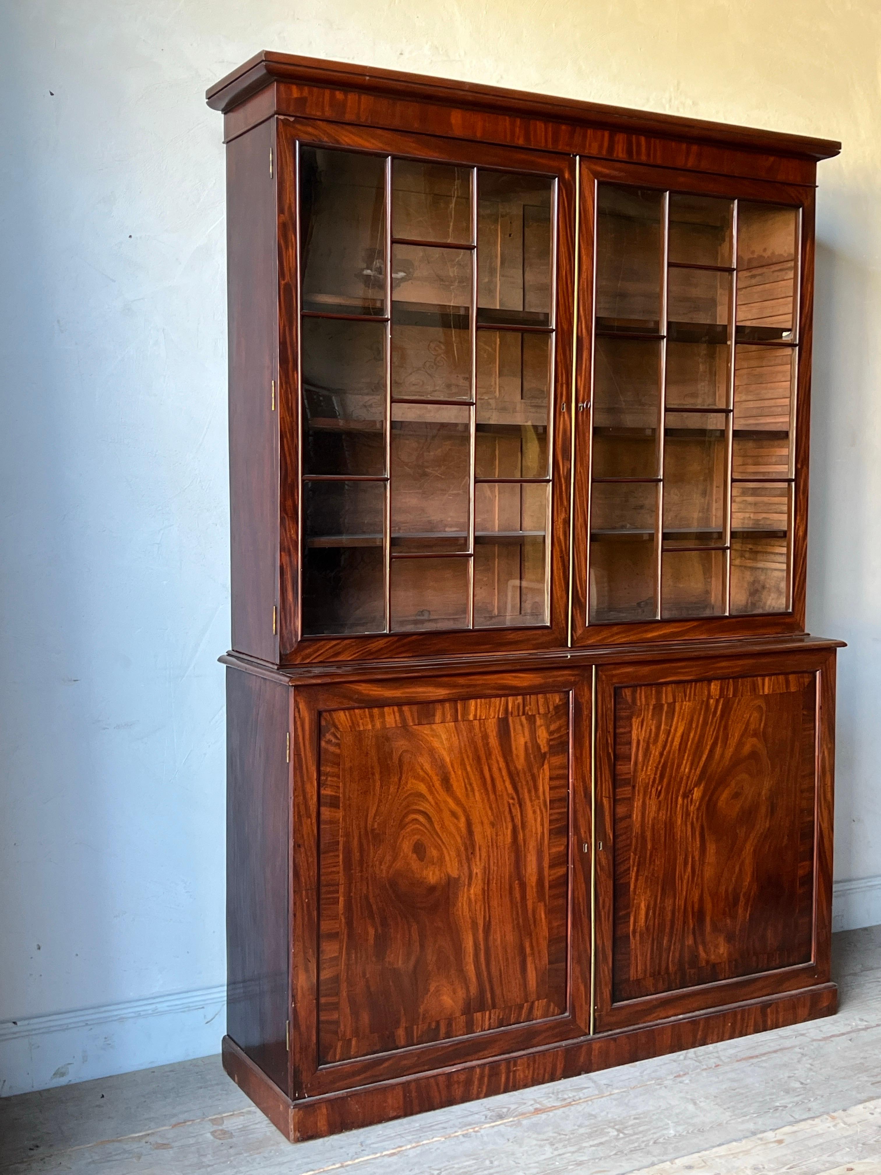 George III Mahagoni verglaste Bibliothek Bücherschrank

Ein Bücherregal aus dem späten 18. und frühen 19. Jahrhundert. Gut gemasertes Mahagoni mit einer interessanten Anordnung von Sprossen. Insgesamt in gutem Zustand, mit einigen Knickstellen im