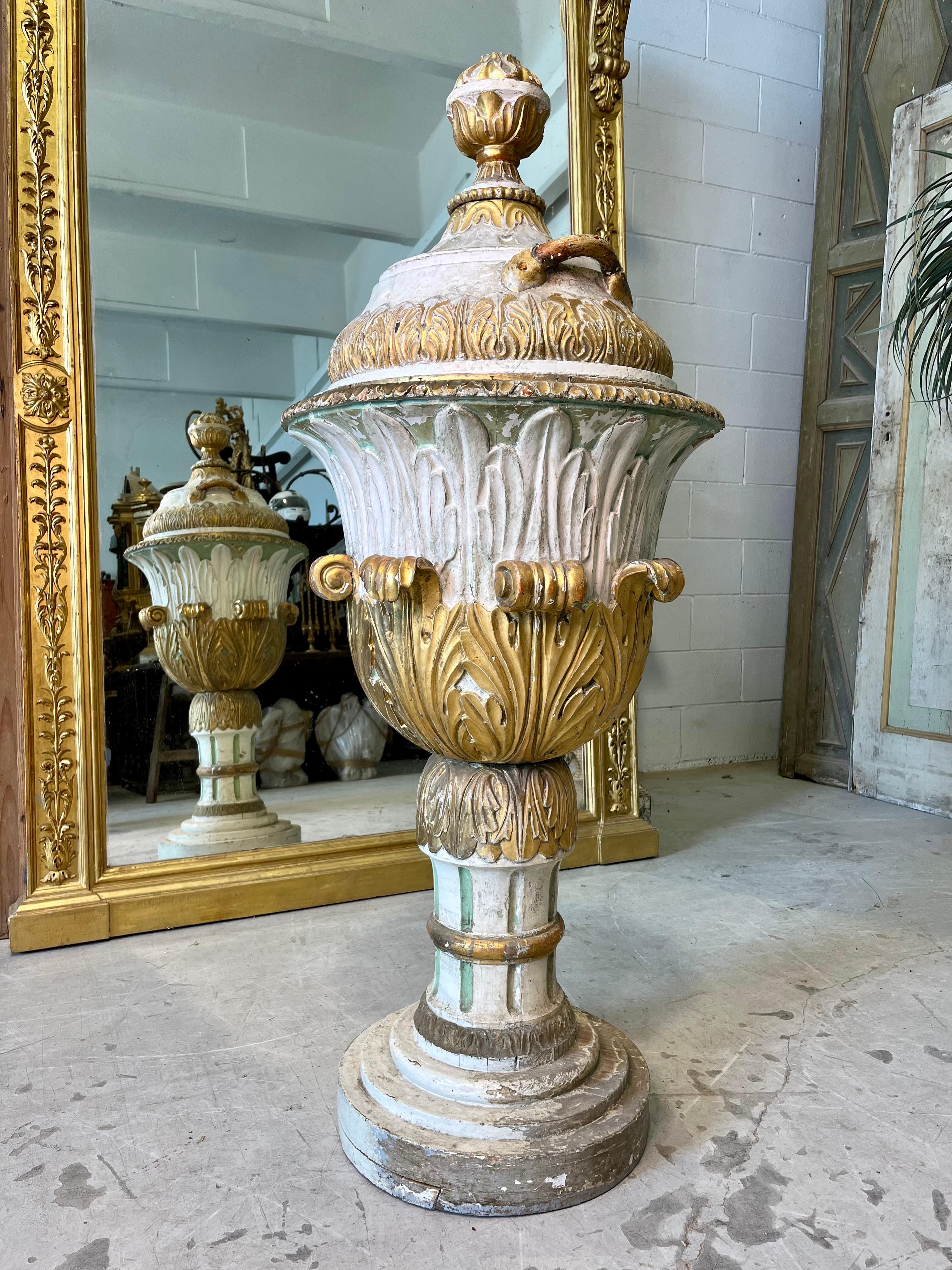 Magnifiques fonts baptismaux italiens du XVIIIe siècle.
Réservoir circulaire également laqué dans une couleur douce.
Couvercle laqué bleu à l'intérieur et blanc à l'extérieur avec de belles sculptures dorées à la main.
Partie principale laquée en