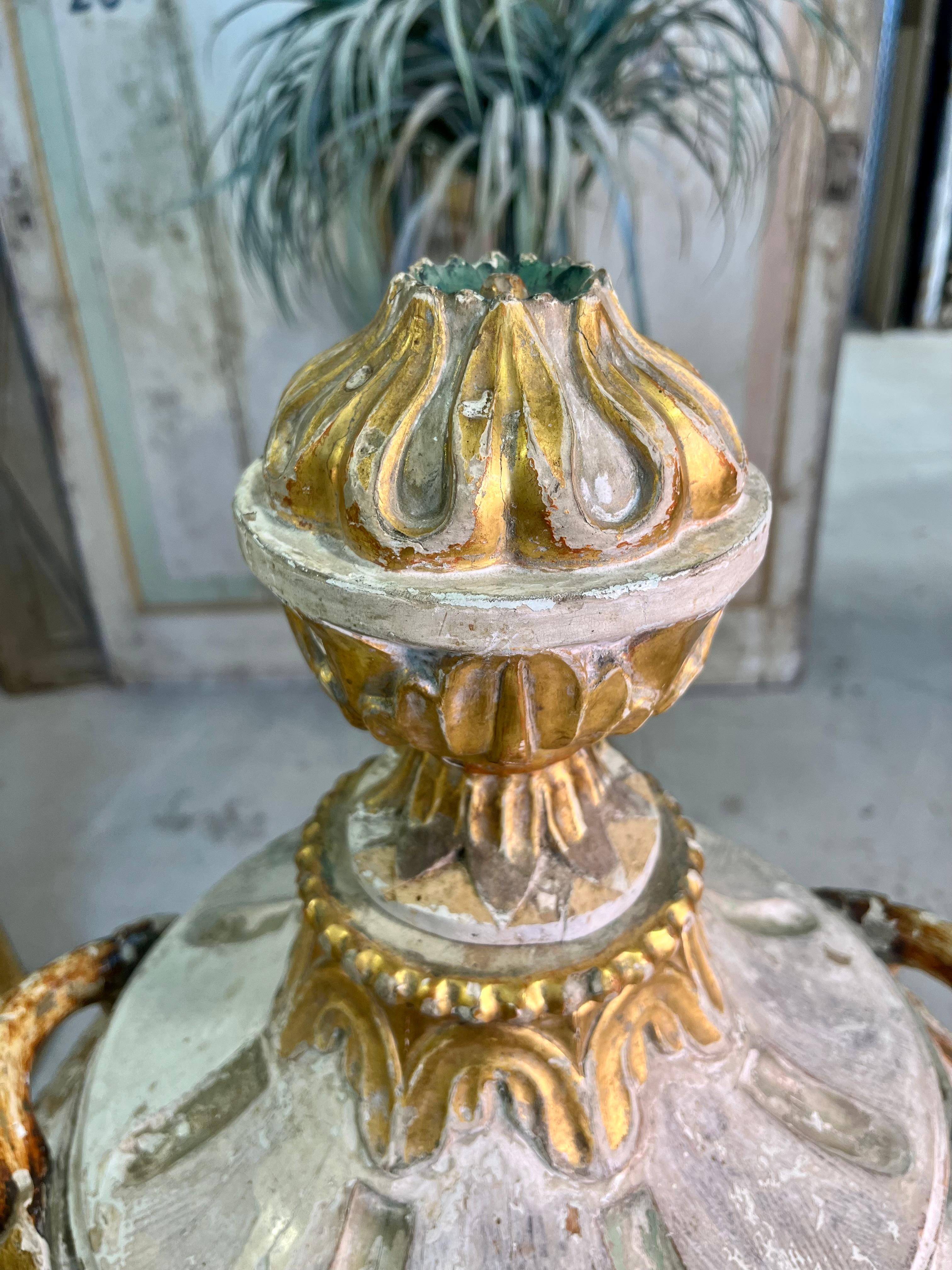 Sculpté à la main fonts baptismaux italiens du XVIIIe siècle en vente