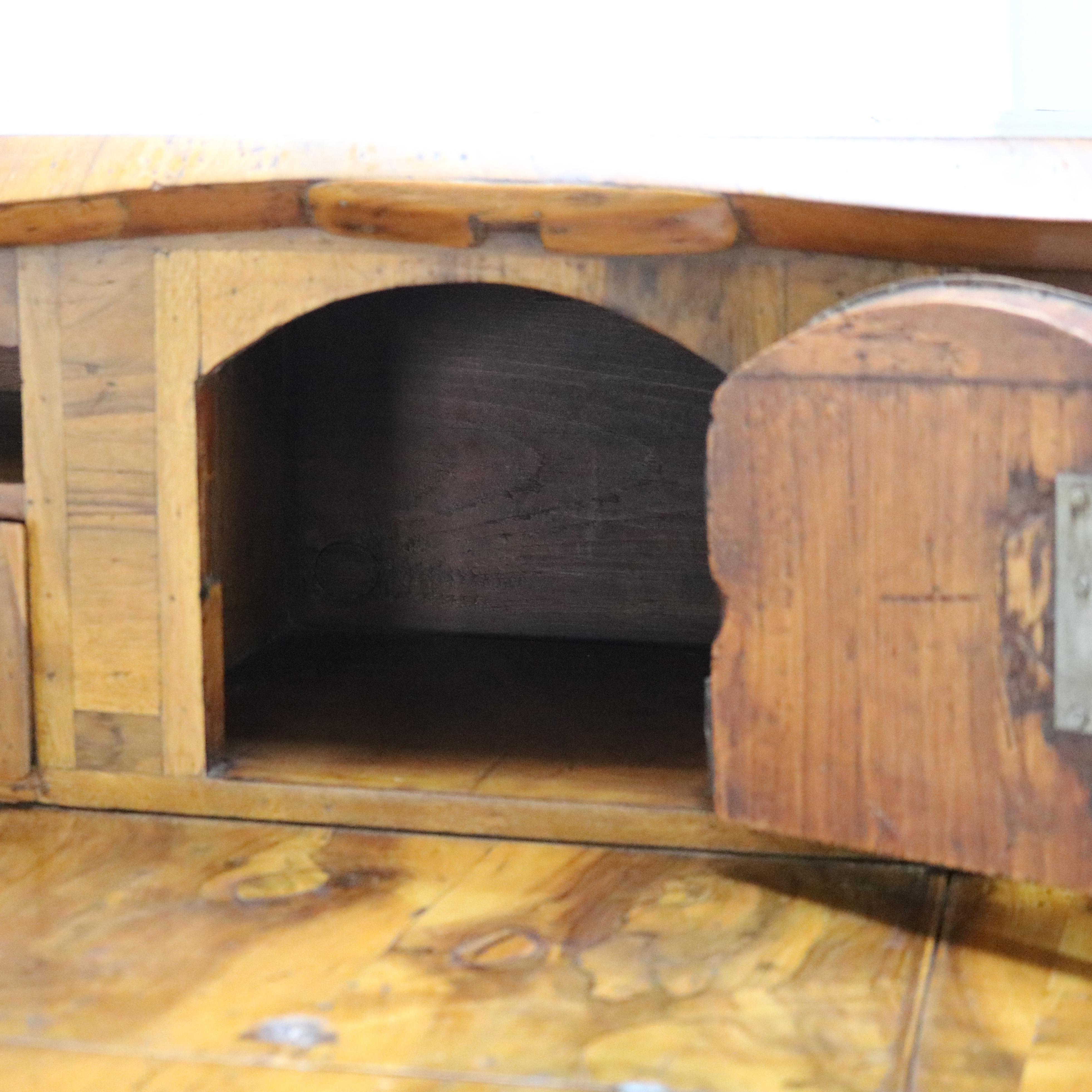 Scrivania in legno d'olivo, palissandro e radica del 18° secolo, c1770 in vendita 5