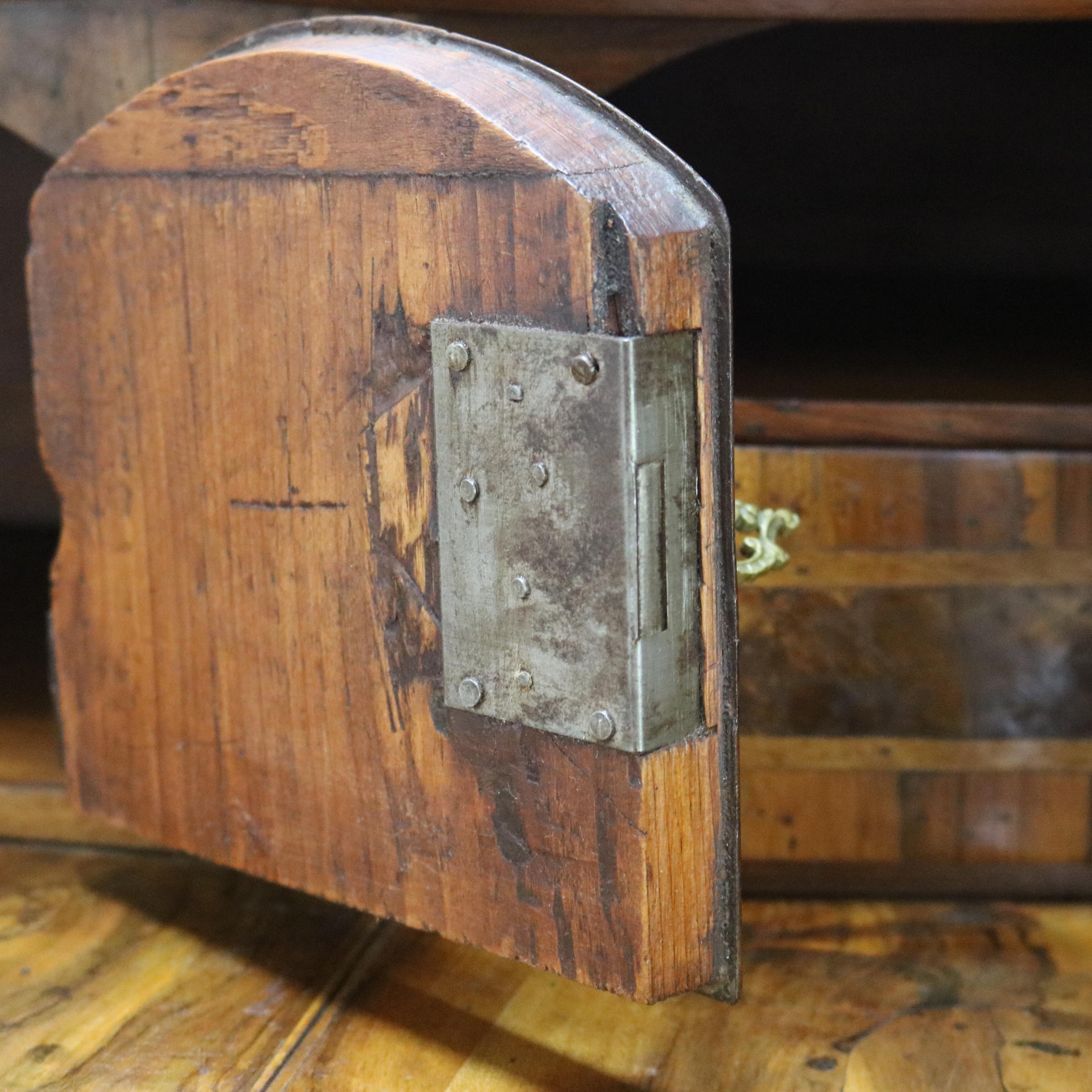 Scrivania in legno d'olivo, palissandro e radica del 18° secolo, c1770 in vendita 6