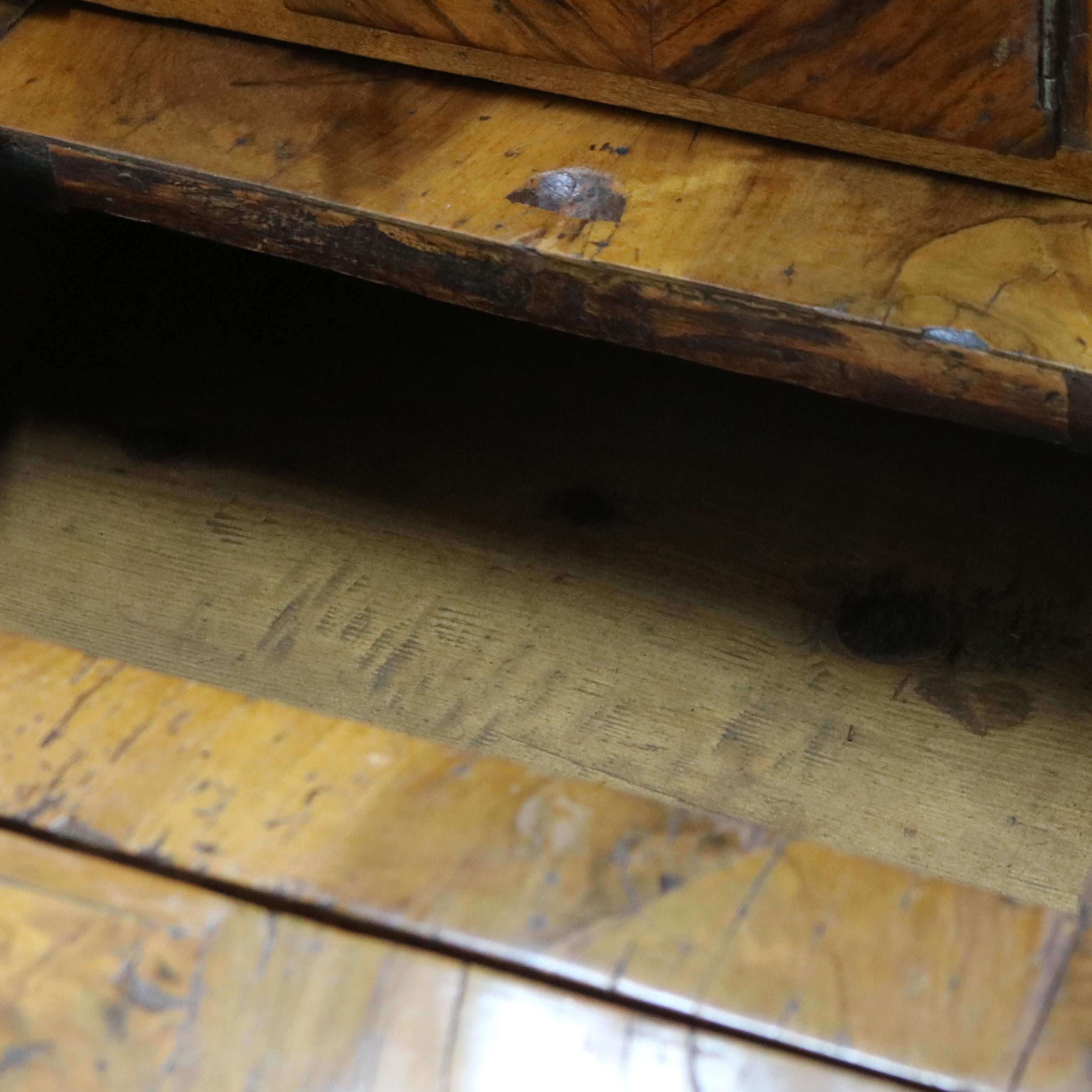 Scrivania in legno d'olivo, palissandro e radica del 18° secolo, c1770 in vendita 7