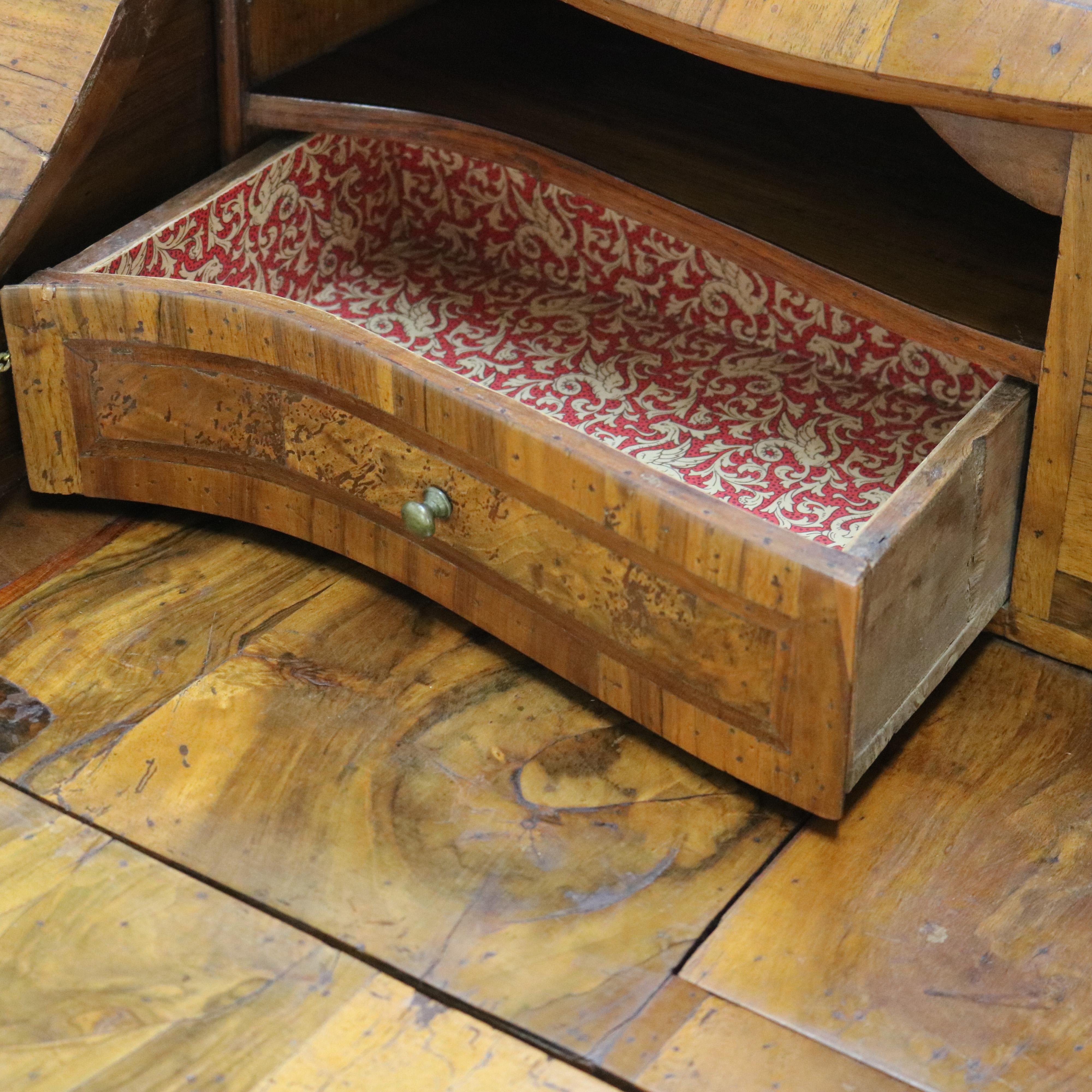 Scrivania in legno d'olivo, palissandro e radica del 18° secolo, c1770 in vendita 8