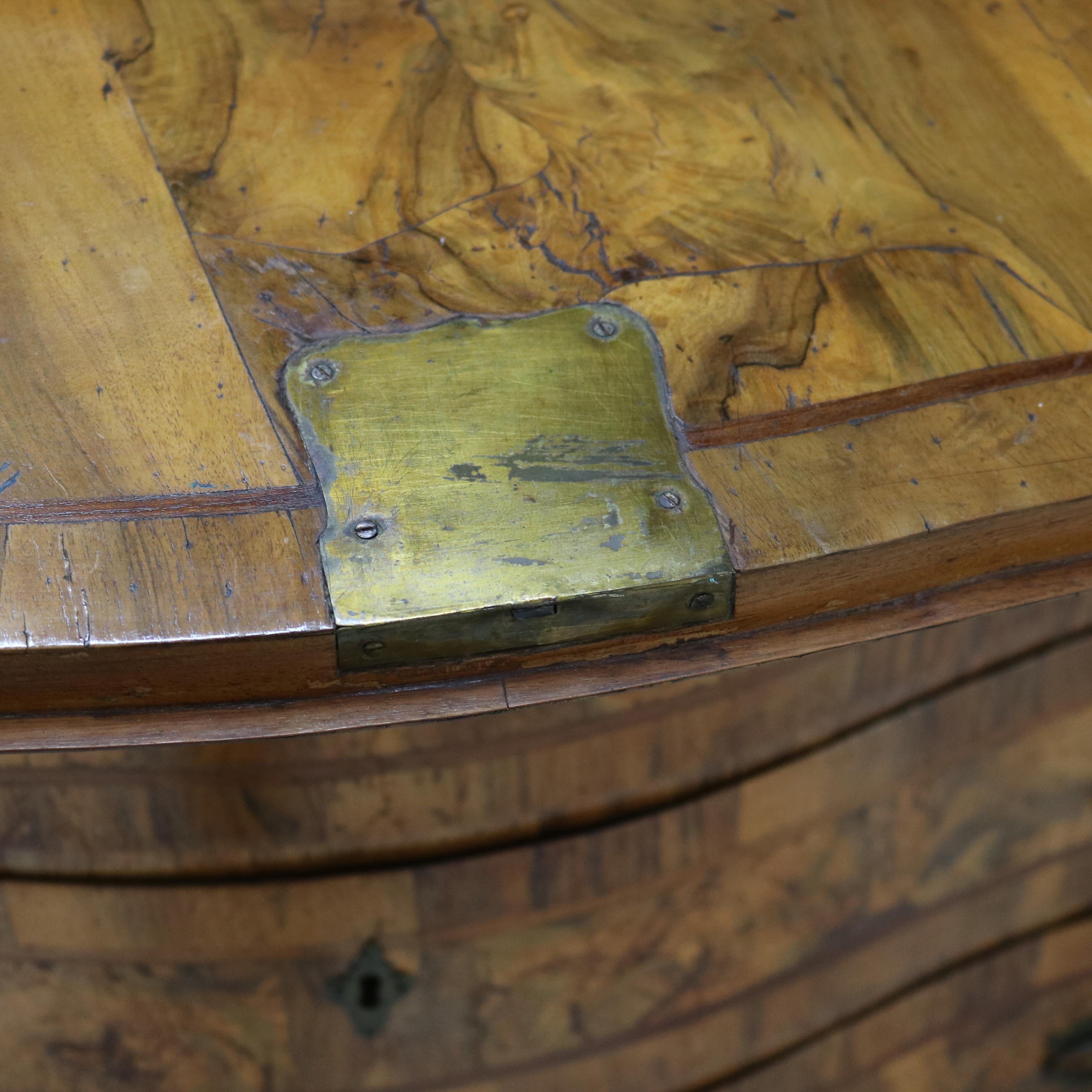 Scrivania in legno d'olivo, palissandro e radica del 18° secolo, c1770 in vendita 9