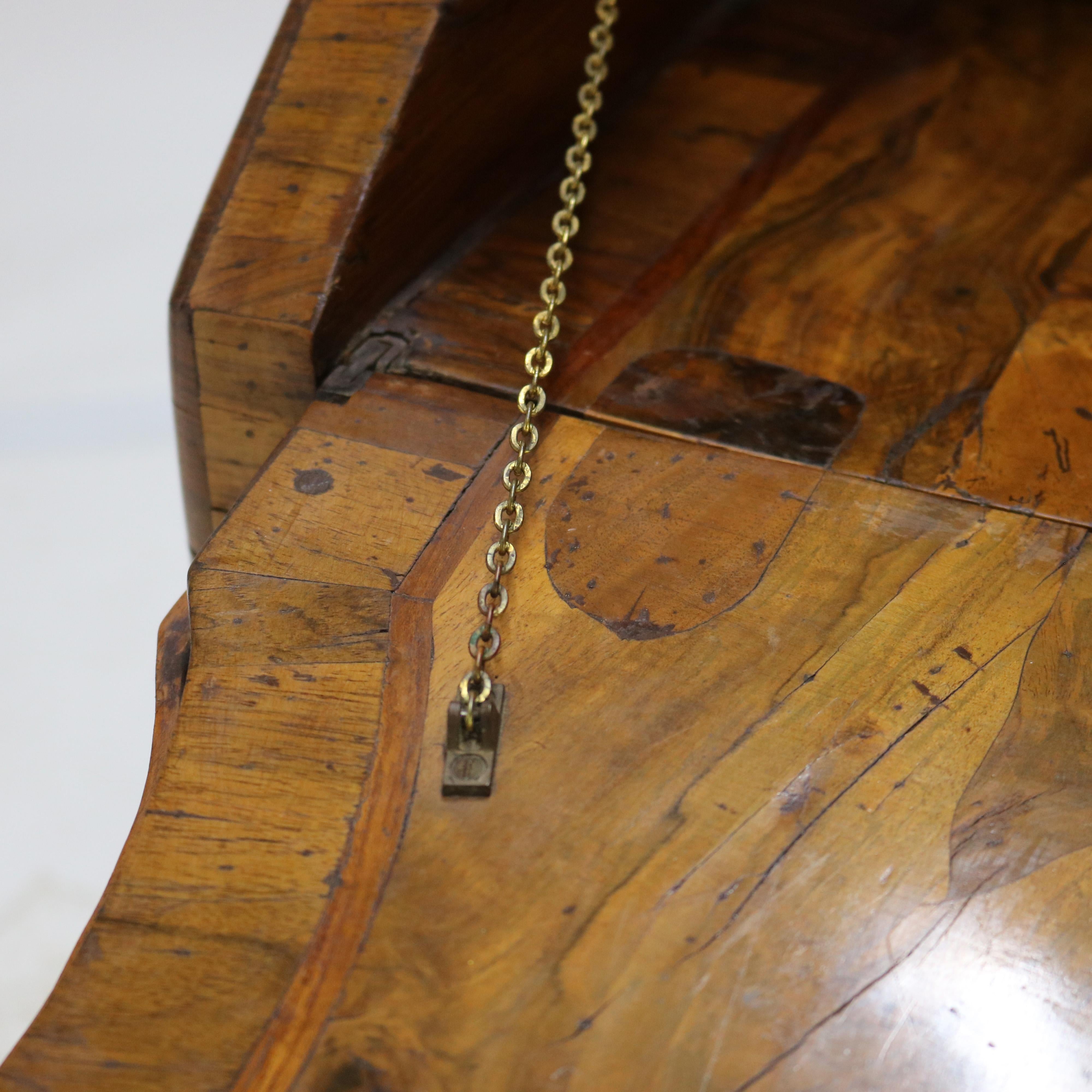 Scrivania in legno d'olivo, palissandro e radica del 18° secolo, c1770 in vendita 10
