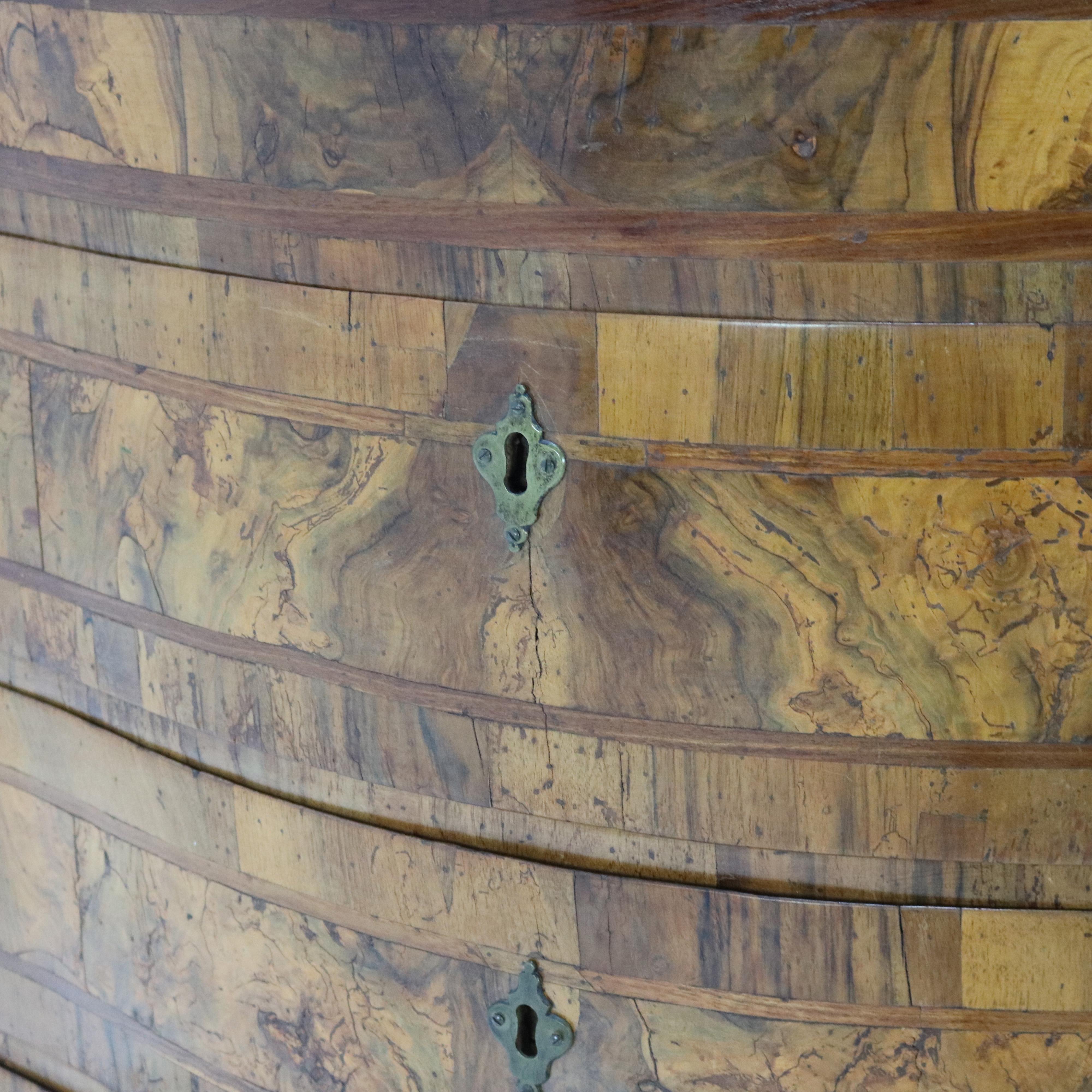 Scrivania in legno d'olivo, palissandro e radica del 18° secolo, c1770 in vendita 1