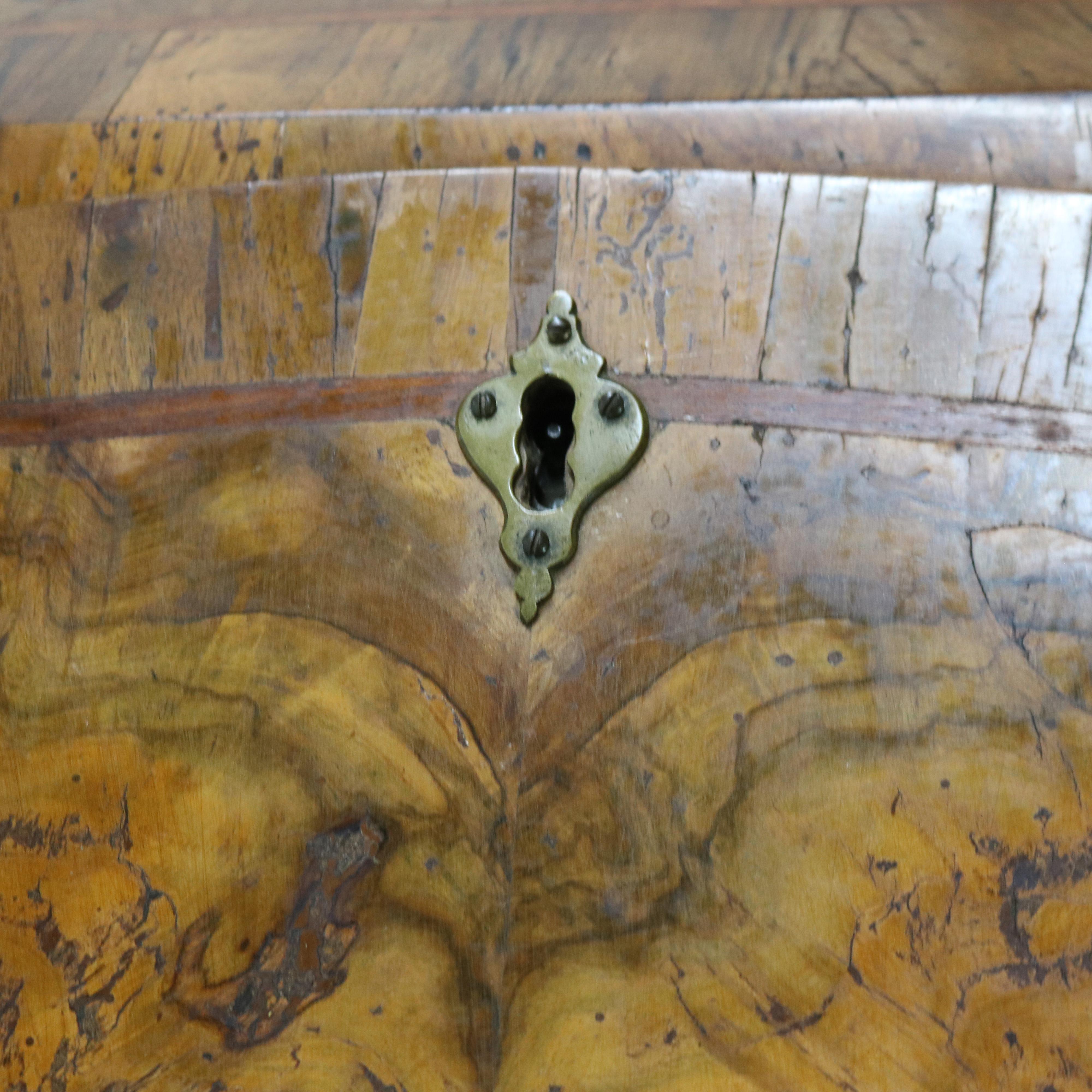 Scrivania in legno d'olivo, palissandro e radica del 18° secolo, c1770 in vendita 2